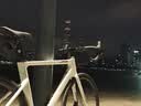 佳沃JAVA鱼雷6公路自行车双油压碟刹桶轴24速弯把破风单车SILURO6-TOP 【桶轴版】夜白 【500 M】建议身高：171-177(cm) 【禧玛诺R7120】-24速 实拍图