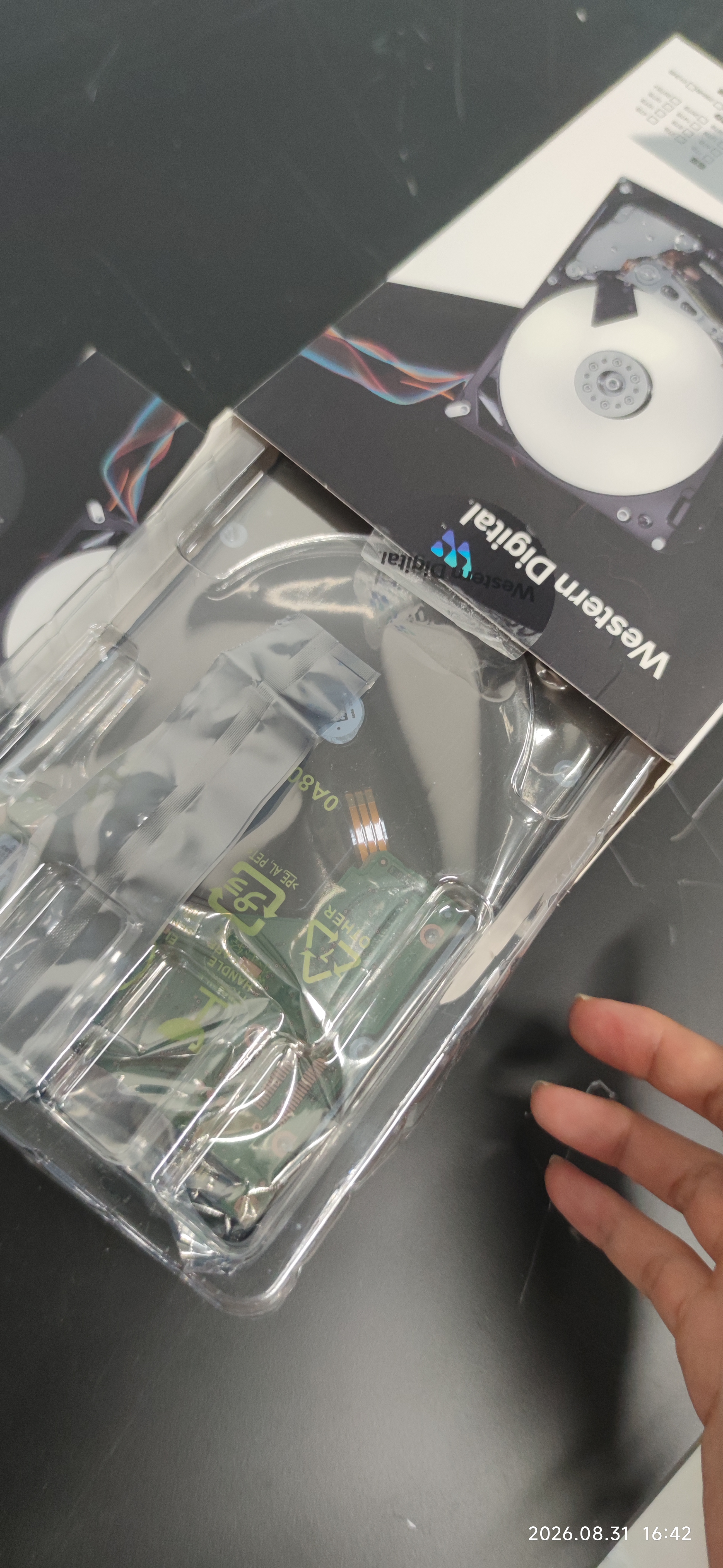 西部数据（WD）20TB企业级氦气机械硬盘HC560 SATA 7200转512MB CMR垂直 服务器硬盘 3.5英寸WUH722020BLE6L4 实拍图