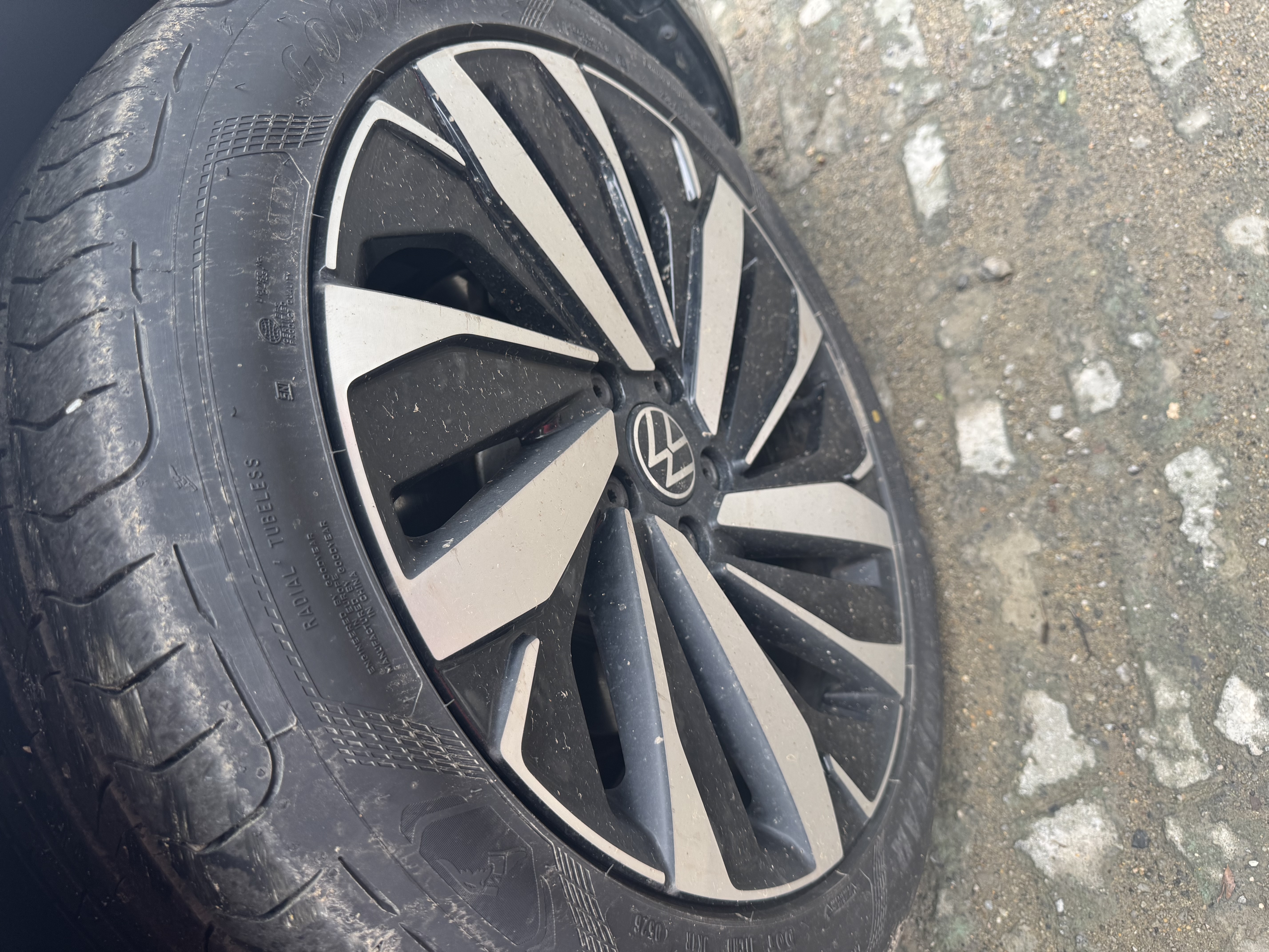 固特异（Goodyear）汽车轮胎 235/45R18 98W 鹰驰F1酷跑 适配帕萨特/锐志 御乘升级 实拍图