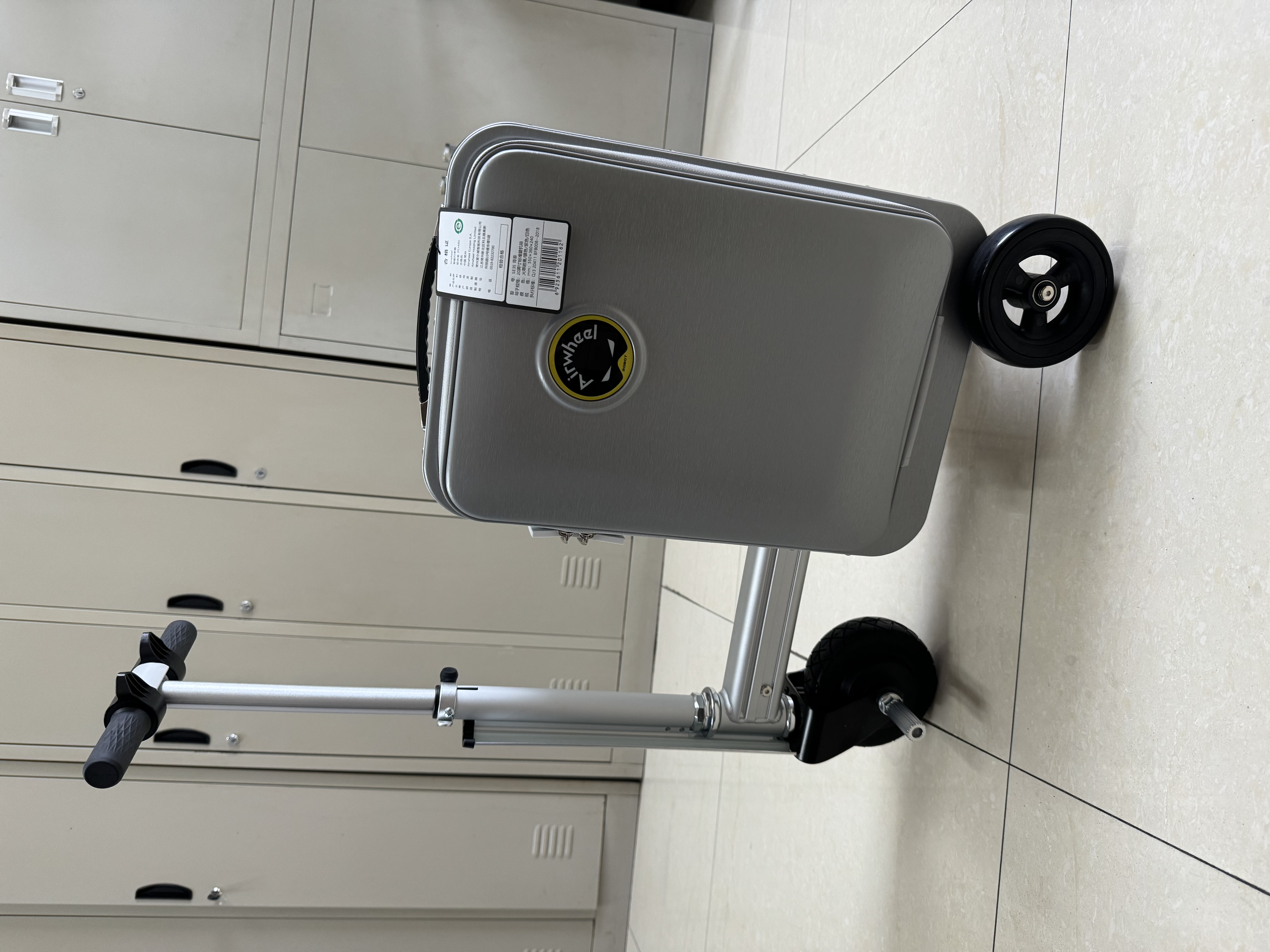 爱尔威（Airwheel）电动行李箱可骑行智能拉杆箱可坐可代步20英寸登机箱 青春版—银 实拍图