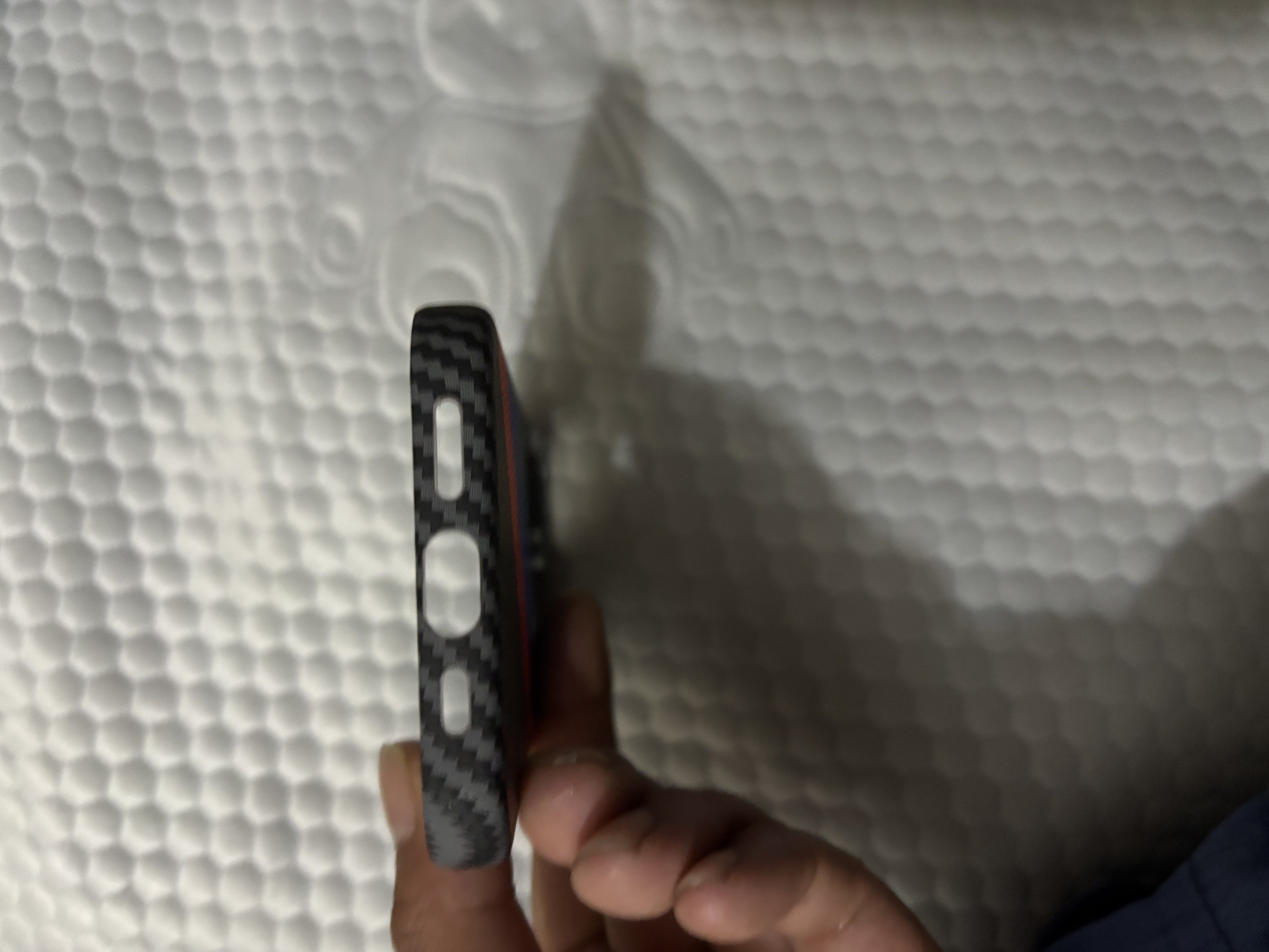 梵皓伊 磁吸碳纤凯夫拉纹理适用新款苹果15promax手机壳iPhone17pro亲肤感超薄防摔14pro/16轻奢高级感 凯夫拉纹【宝马三色】内置磁吸+磨砂碳纤维防指纹 iPhone15 实拍图