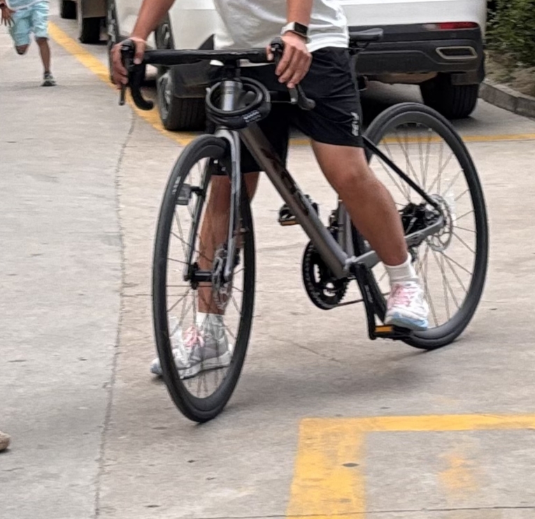 喜德盛（xds）公路自行车26款RS360线拉油碟16速 桶轴 X6铝合金隐藏内走线车架 RS360深灰黑 700C*480（适合身高162-168cm） 实拍图