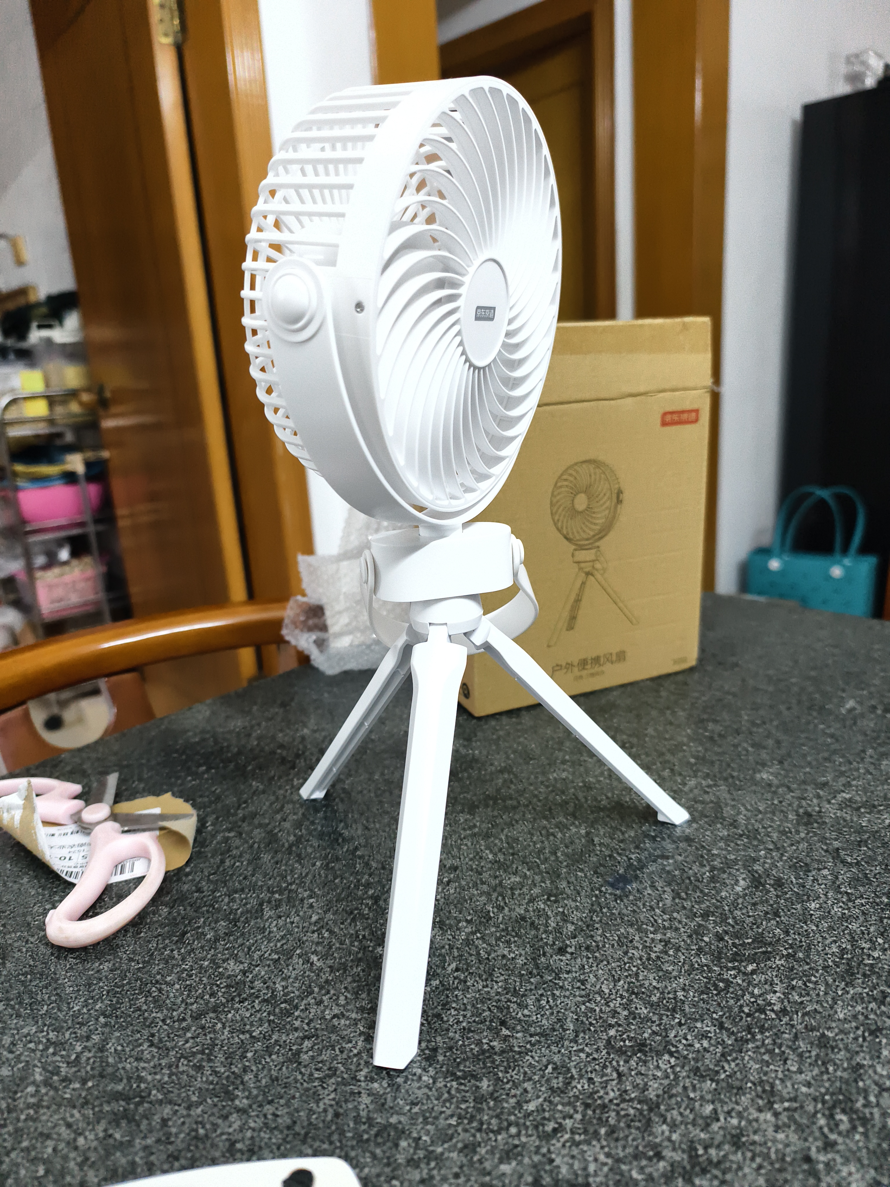 京东京造桌面风扇户外无线便携6寸大风力台扇 露营带夜灯吊扇可折叠 长续航轻音家用办公室学生宿舍风扇 白 实拍图