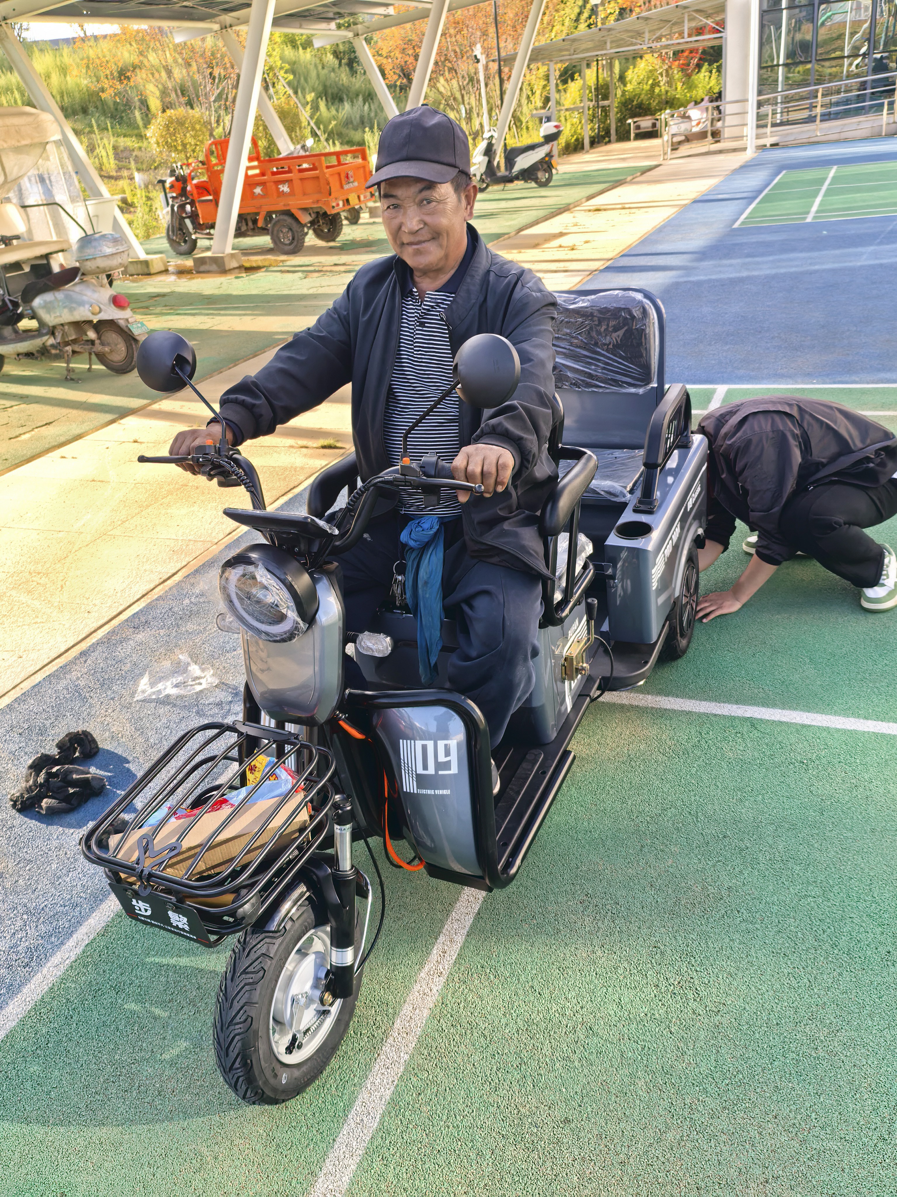 步繁大功率老人电动三轮车家用小型代步车休闲电瓶车拉货爬坡王电动车 1200W72/50A约310里+出口锂电 实拍图