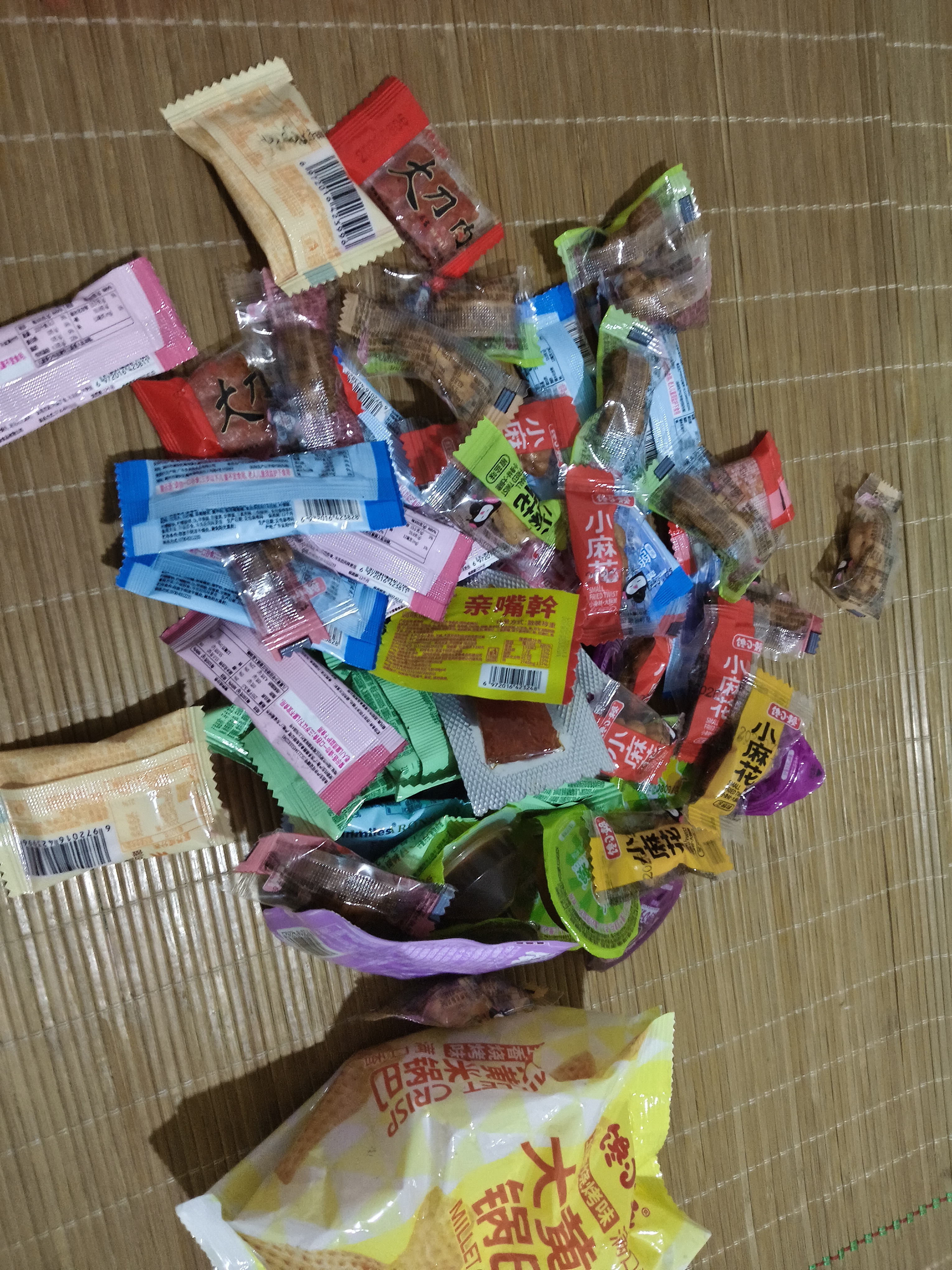 【零食大礼包】休闲零食辣条麻花肉脯素牛排组合装送人追剧 7款共63包【精装】 实拍图