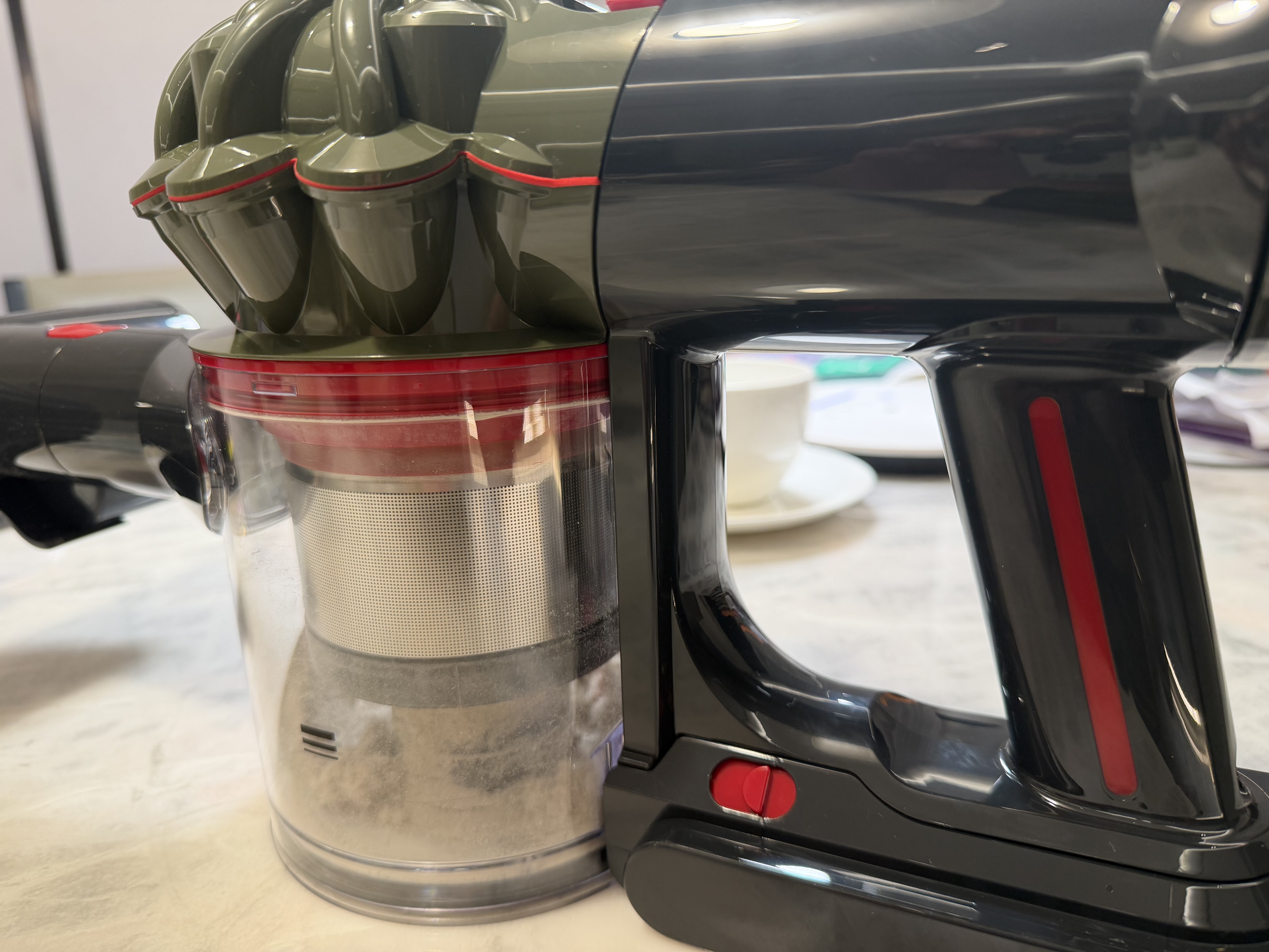 戴森（DYSON） V8 Cyclone 无绳吸尘器 手持无线吸尘器 除螨 宠物 家庭适用 实拍图
