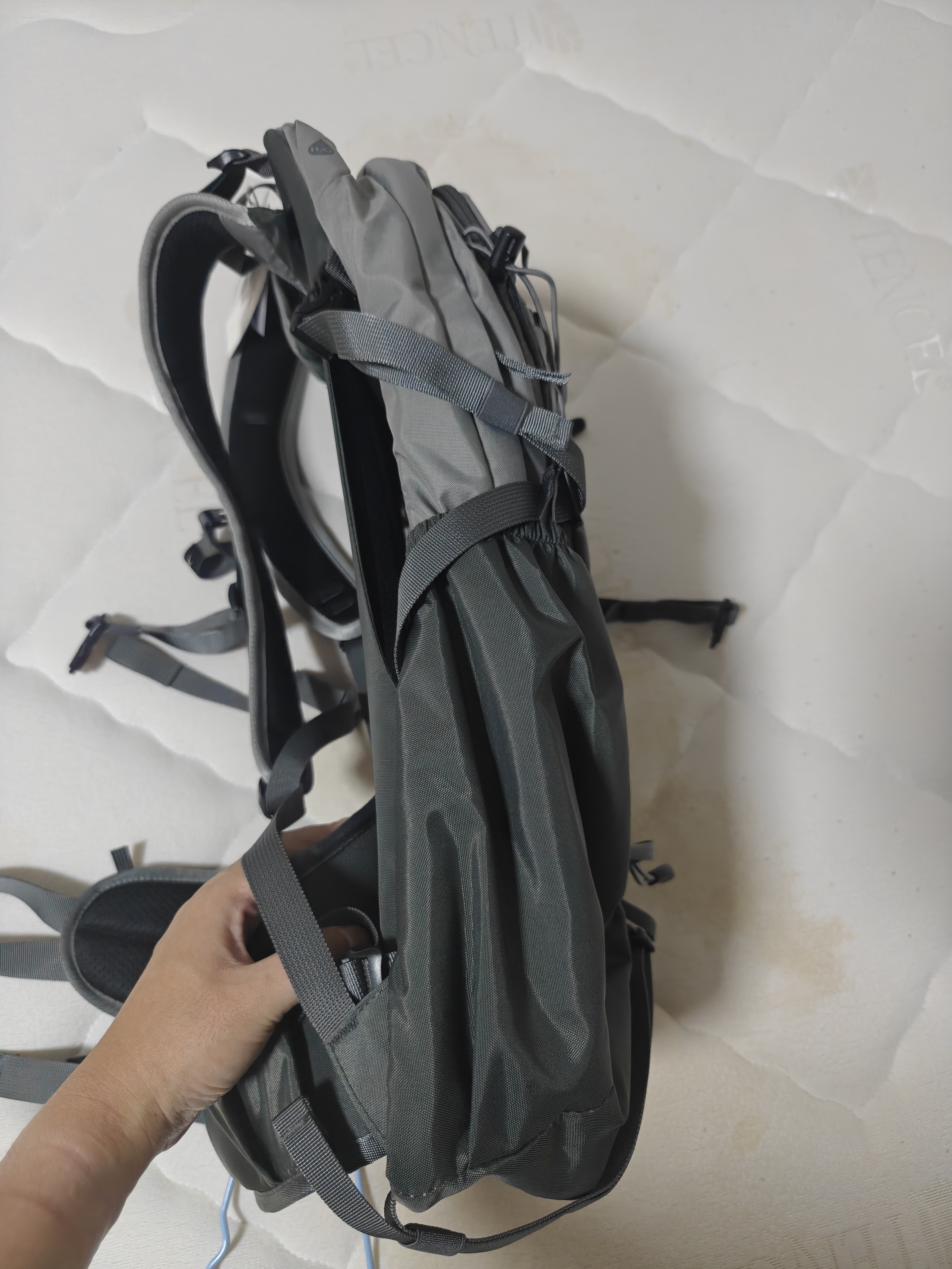 锐步（Reebok）玄鸟户外登山包男女40L大容量徒步旅行双肩包悬浮减负支架背包 实拍图