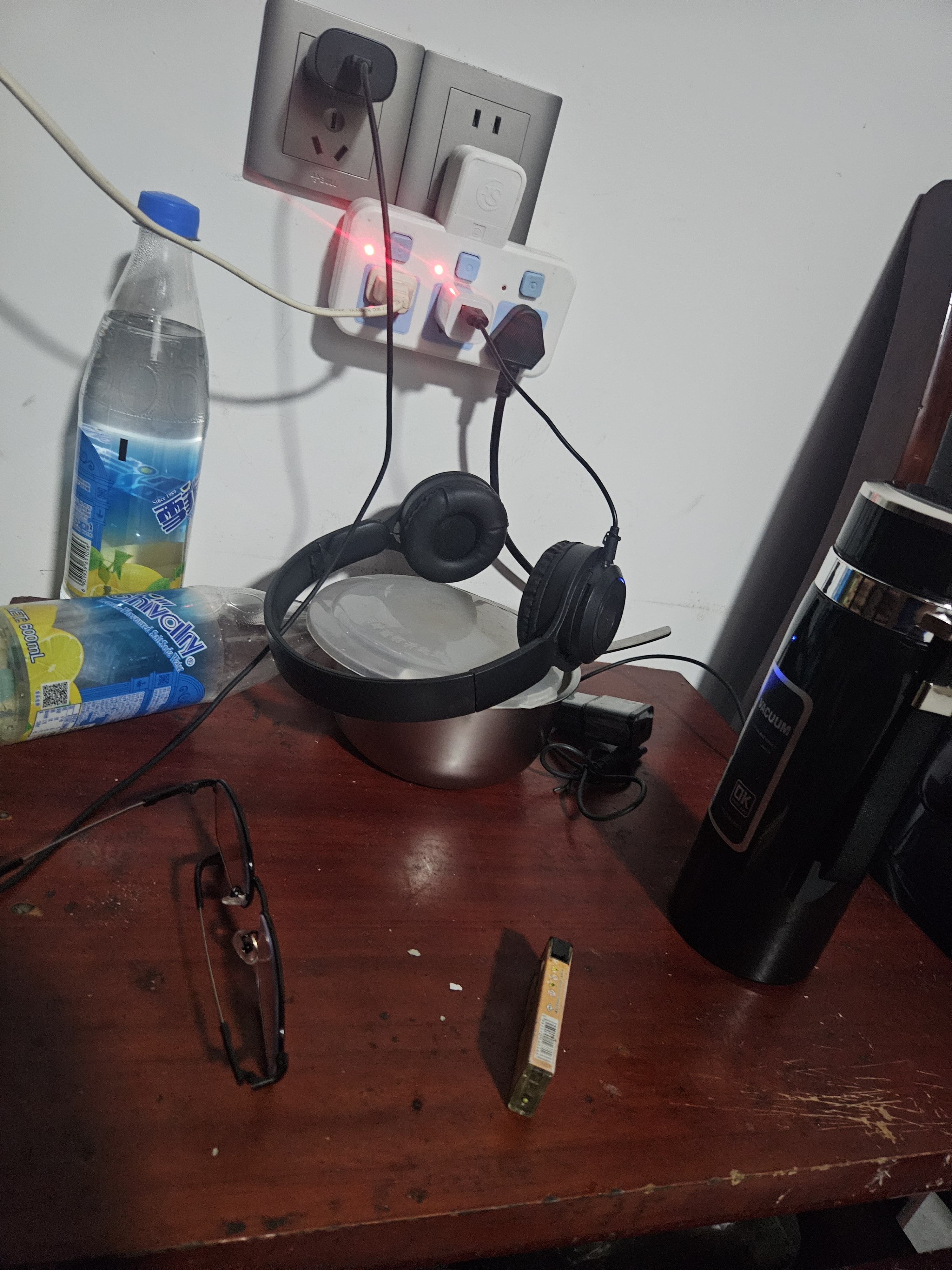 【小红书爆款】蓝头头戴式耳机挂脖式无线蓝牙复古拍照装饰电脑降噪耳麦连接游戏耳式 Y08黑色 实拍图