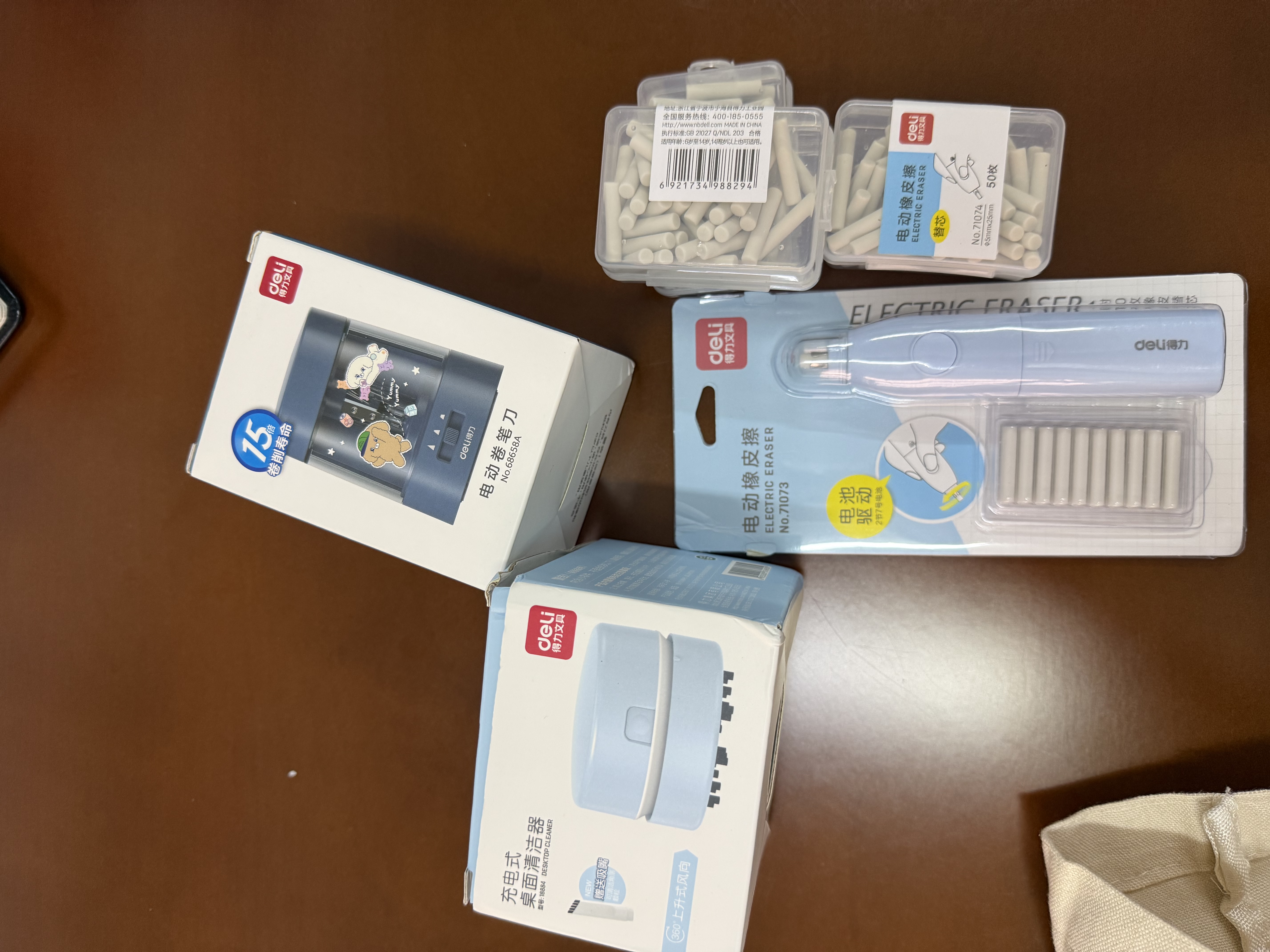 得力（deli）【儿童节礼物】充电式强吸力桌面吸尘器 迷你键盘除尘 橡皮屑清洁器 学生用品 蓝色18884 实拍图