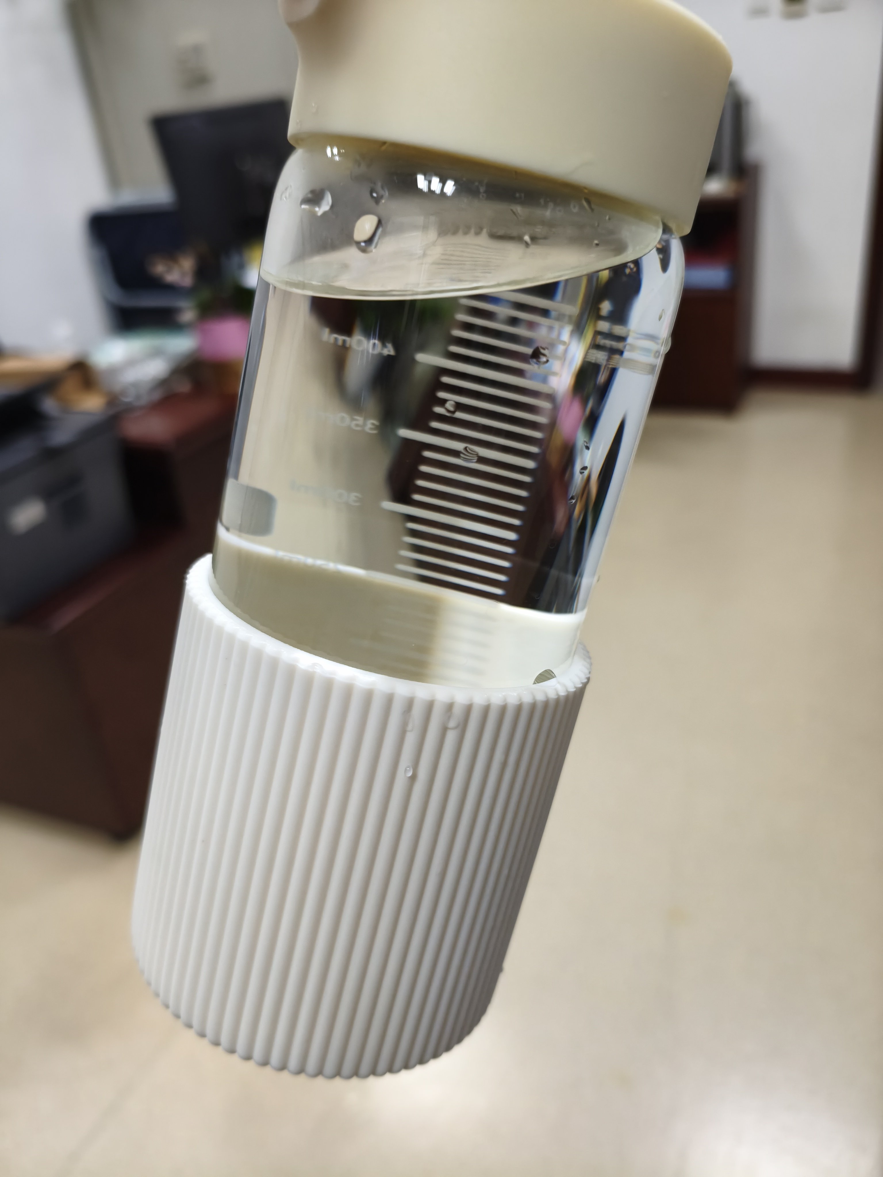 欣美雅（xinmeiya）玻璃杯带茶隔水杯高颜值高硼硅刻度杯便携泡茶杯早餐杯隔热防烫手 (升级杯套款)奶白-520ml【304茶隔+升级提手】 实拍图