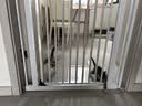 京喜自营-专用品牌宠物狗狗围栏栅栏 室内防挡猫门栏 大小型犬隔离门 送货上门 高100cm-（自动关门，加密3.5cm) 【升级磁吸加密】适用宽度77-82cm 实拍图