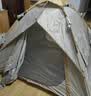 原始人 帐篷户外露营用品装备全自动速开便携折叠野营野外防雨室内 加厚银胶4-6人【两门两窗】+防潮垫+野餐垫 实拍图