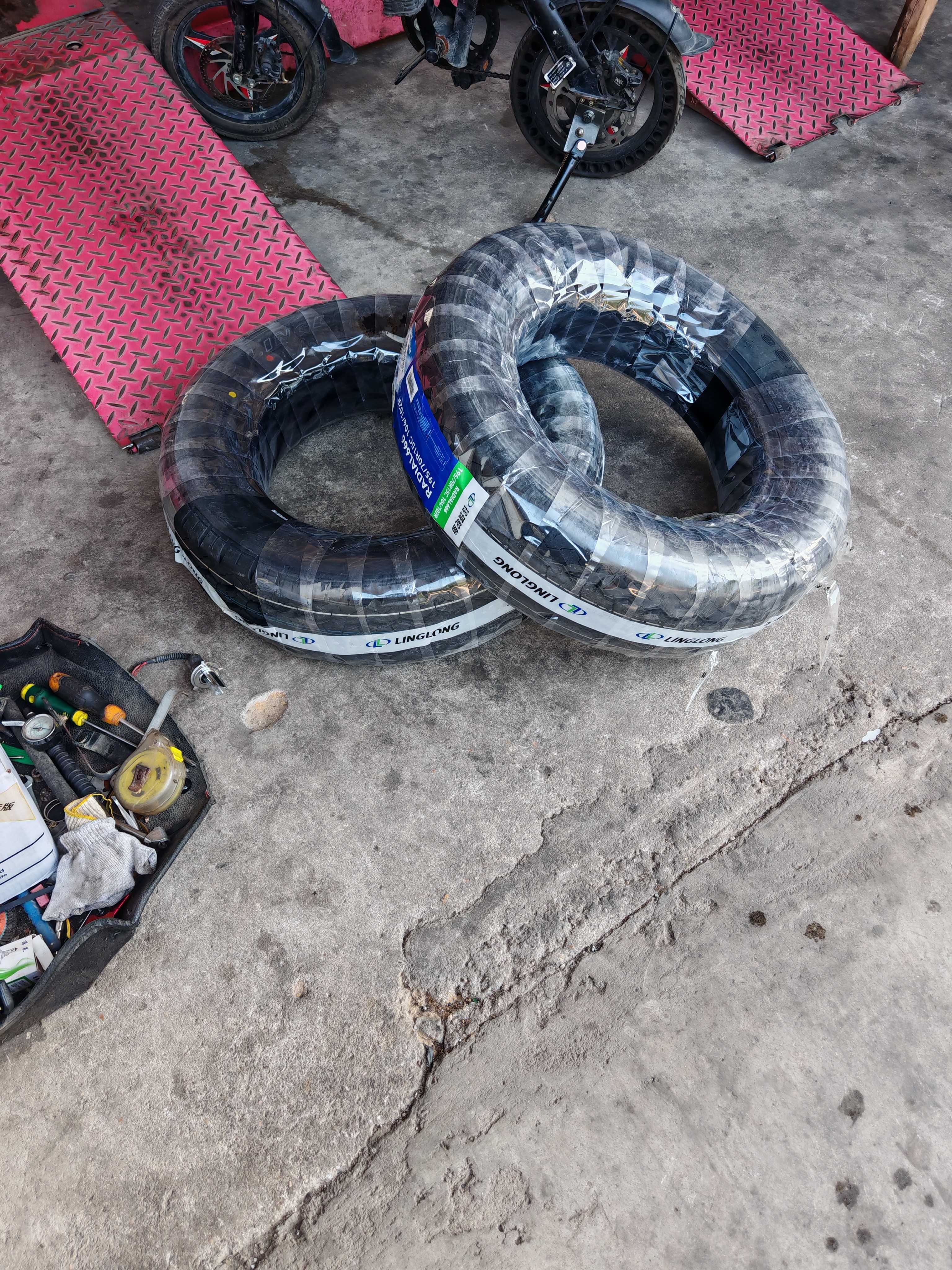 玲珑轮胎轻卡轮胎195/70R15C/LT 104/102R RADIAL666 实拍图