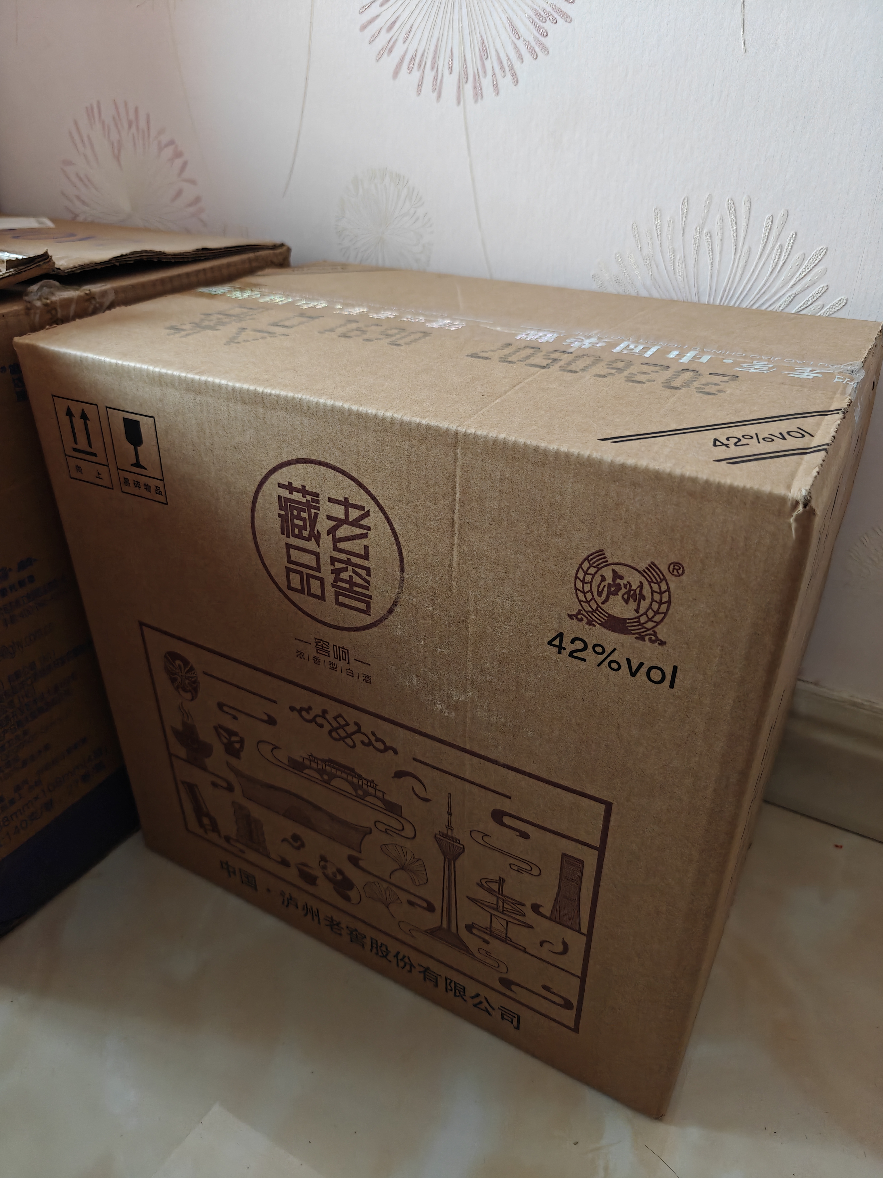 泸州老窖老窖藏品 浓香型白酒 聚会宴请口粮酒 节日送礼 42度 520mL 6瓶 窖响整箱装 实拍图