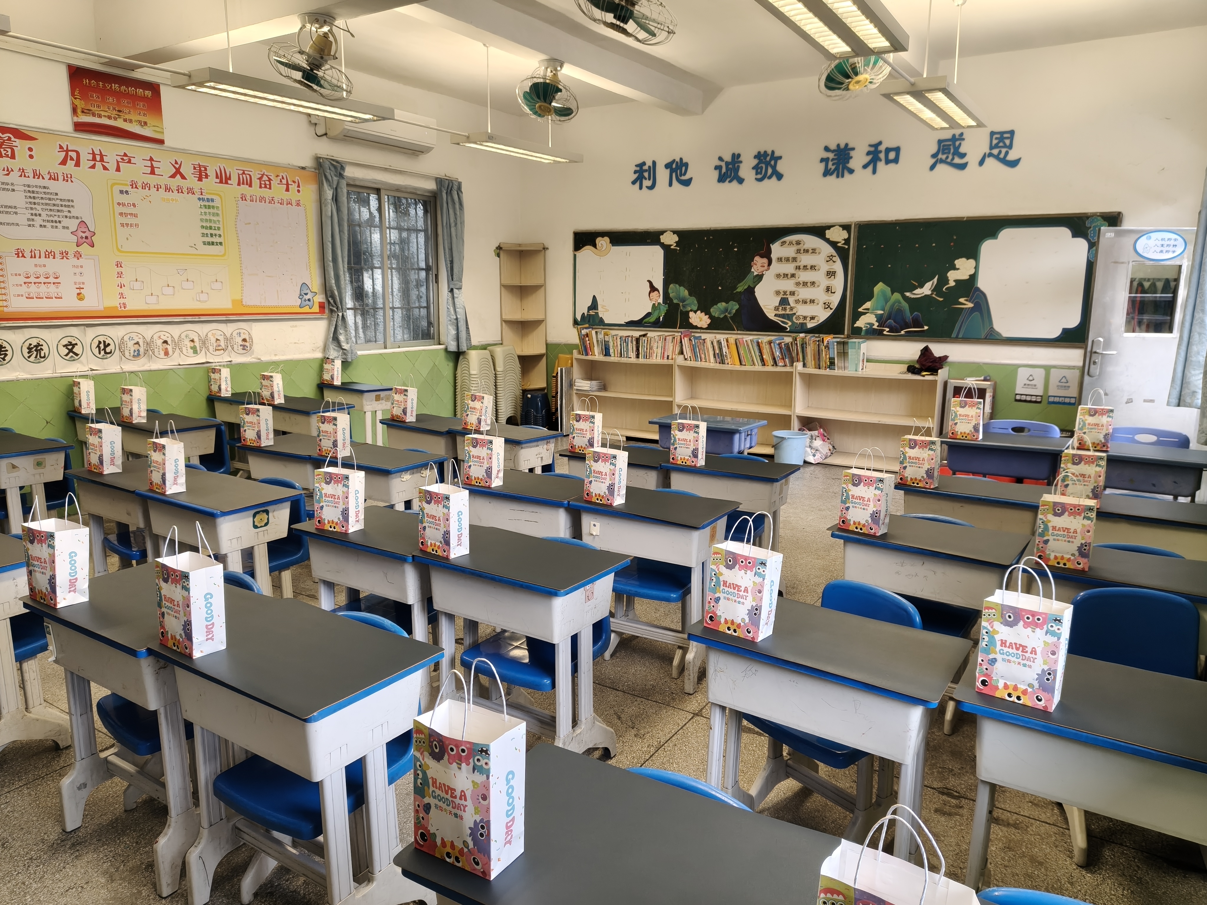 益好【可定制】礼品袋手提纸袋 小号纸袋生日小礼品袋儿童学生开学幼儿园可爱礼品袋 小号【怪兽王国】10个装 实拍图