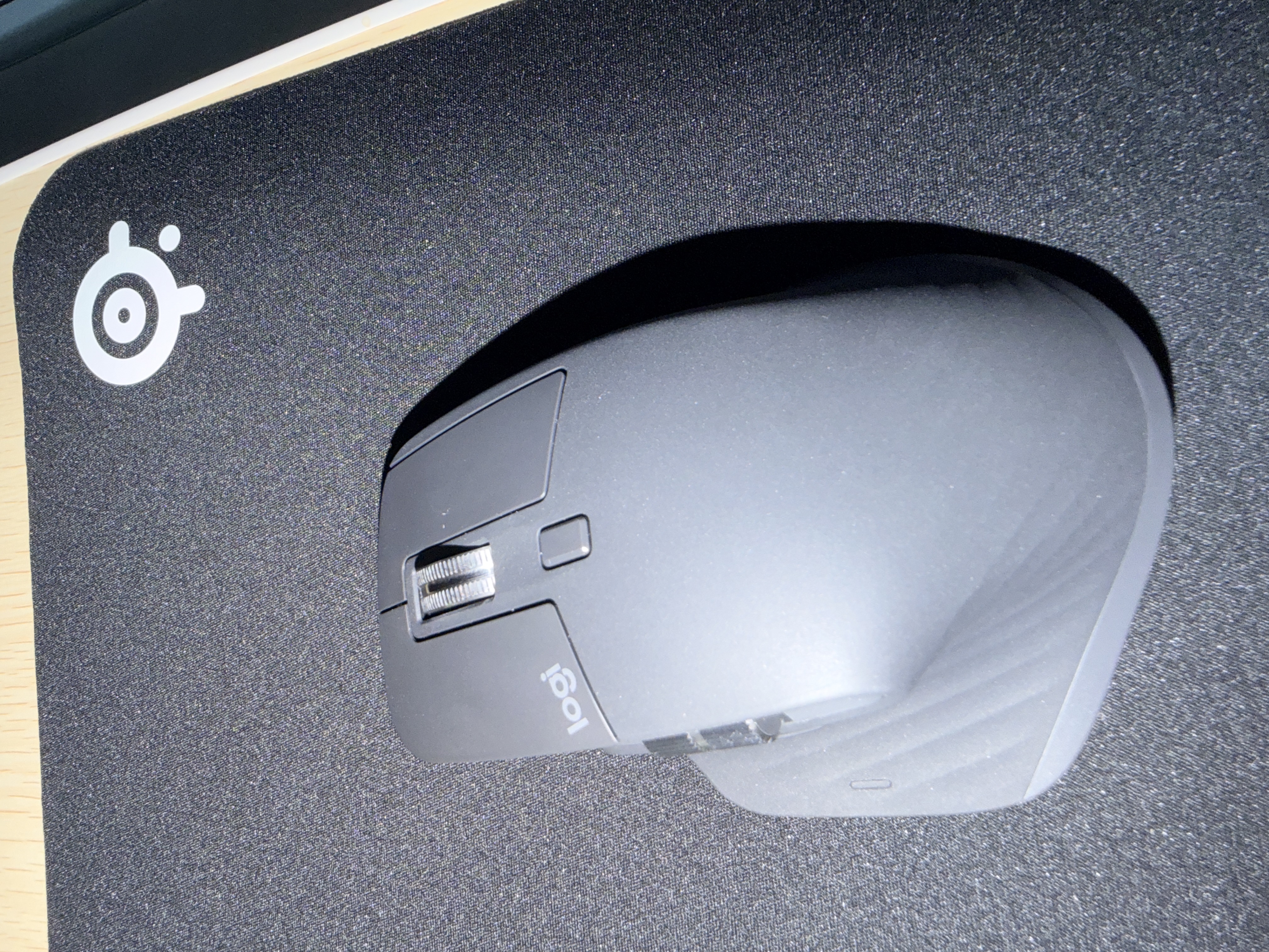 赛睿（SteelSeries）QcK Medium 游戏鼠标垫大号 鼠标垫游戏电竞 电竞fps顺滑鼠标垫 CSGO 无畏契约 M号 320*270*2mm 实拍图