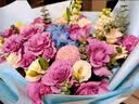 艾斯维娜教师节鲜花速递向日葵混搭花束生日礼物全国同城配送 11朵香槟玫瑰+百合混搭花束 实拍图