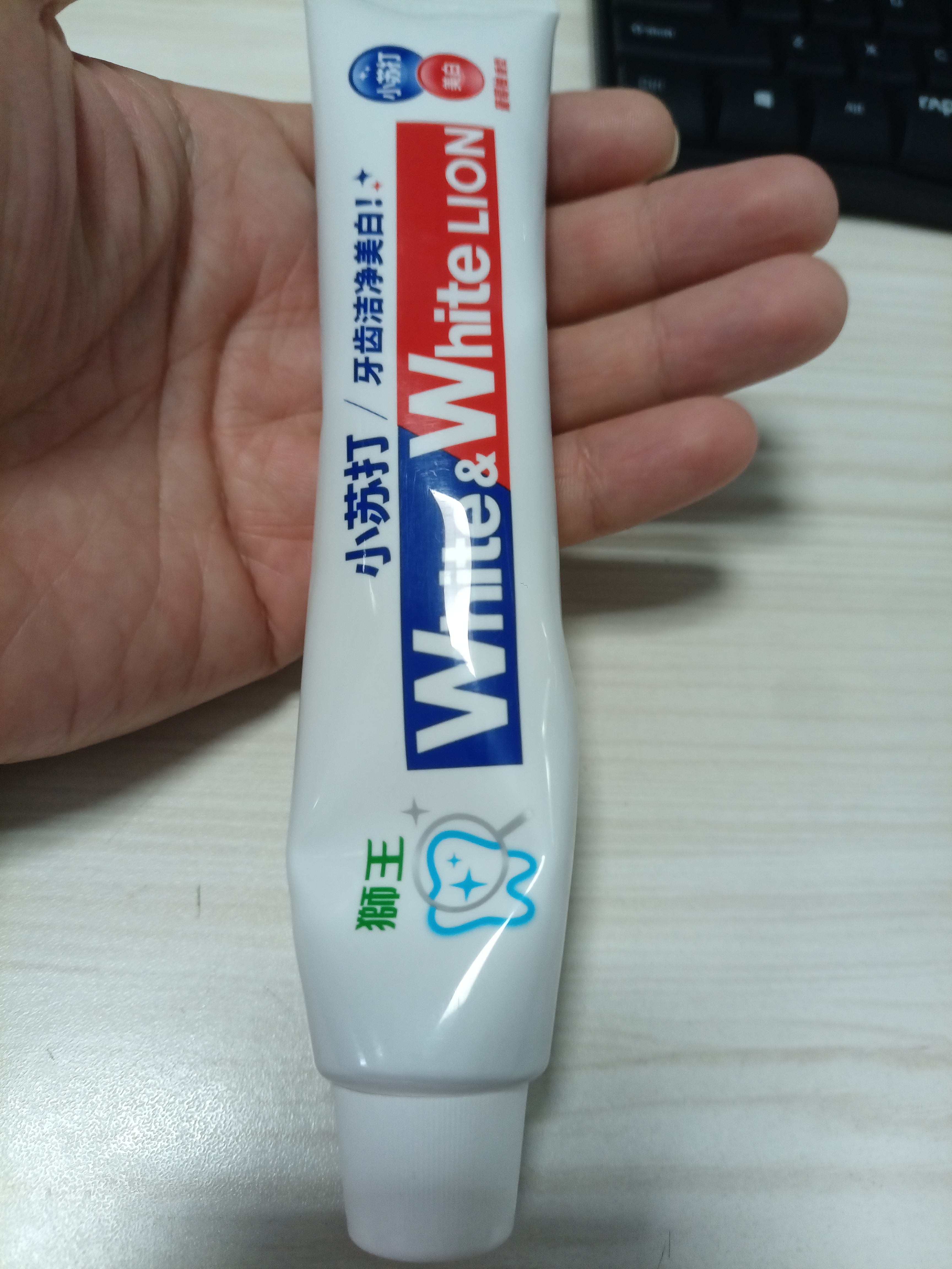 狮王（Lion）White&White小苏打美白牙膏齿 淡化牙渍牙齿 经典大白管清新口气 葡萄柚小苏打120g*3+漱口水1条 实拍图