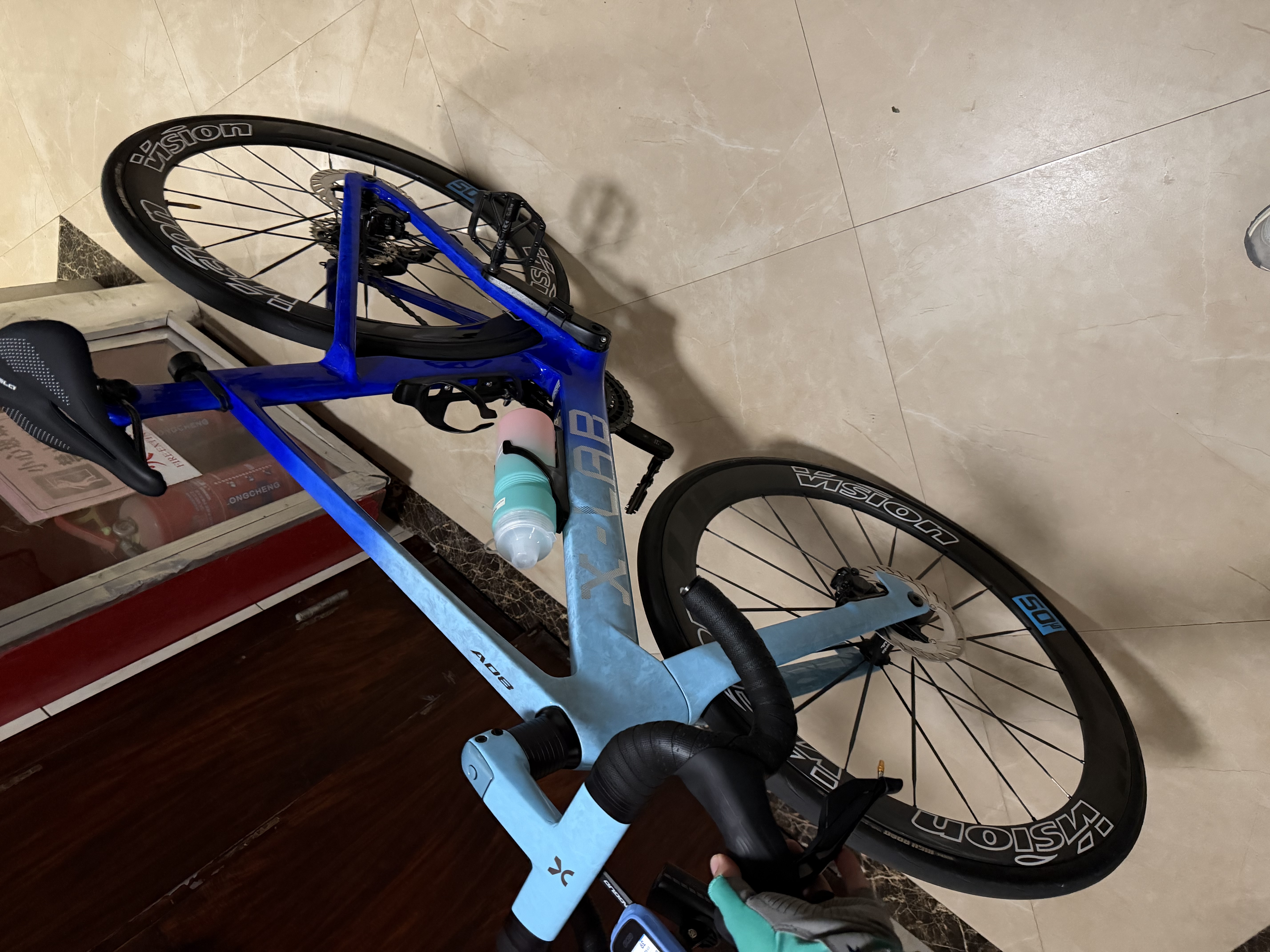 京东京造骑行水壶自行车山地公路车运动水杯子骑行装备蓝粉渐变750ml 实拍图