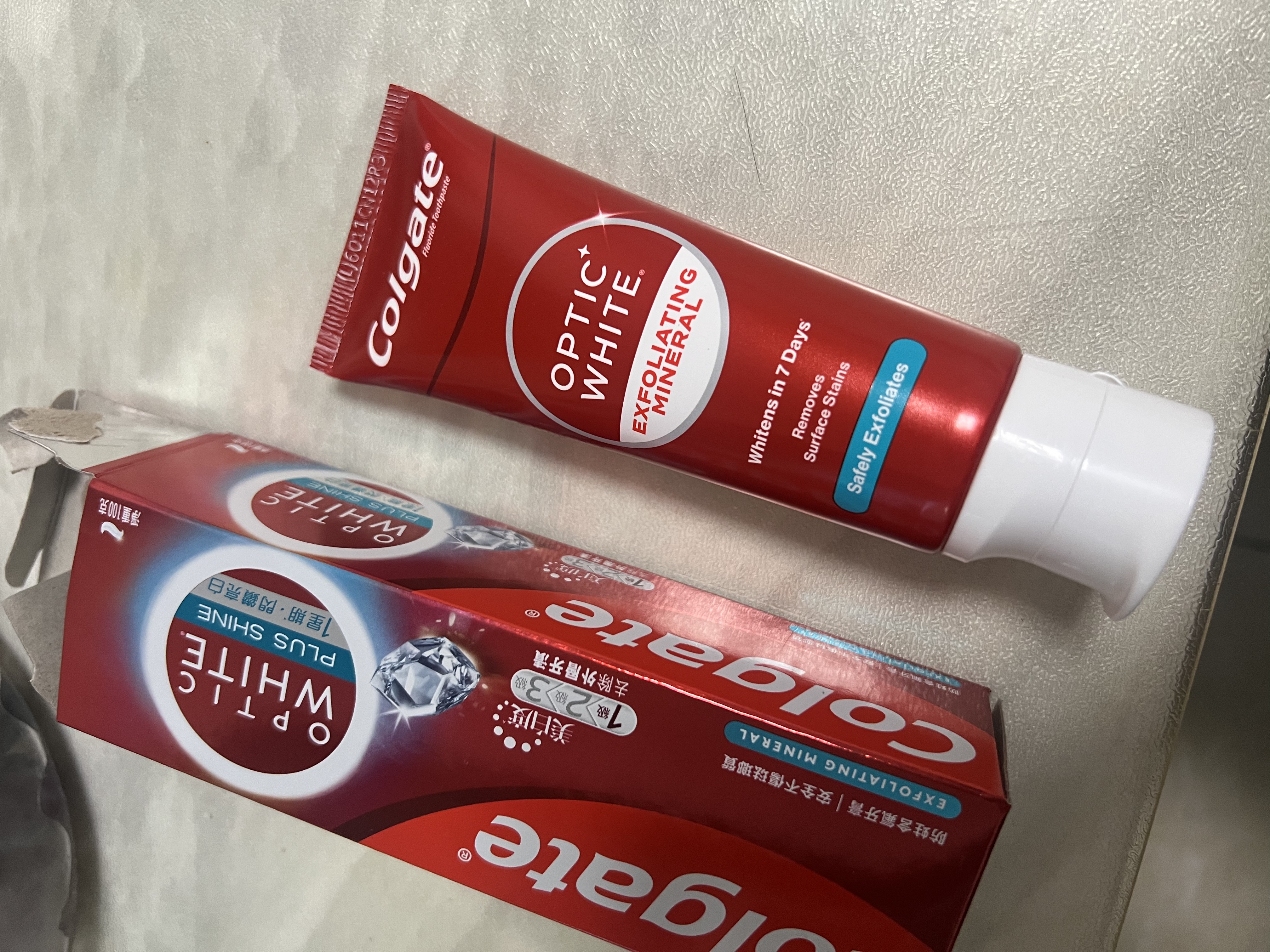 高露洁（Colgate）【港版升级】光感白闪钻亮白牙膏含氟加钙 清洁口腔 美白牙齿100g 实拍图