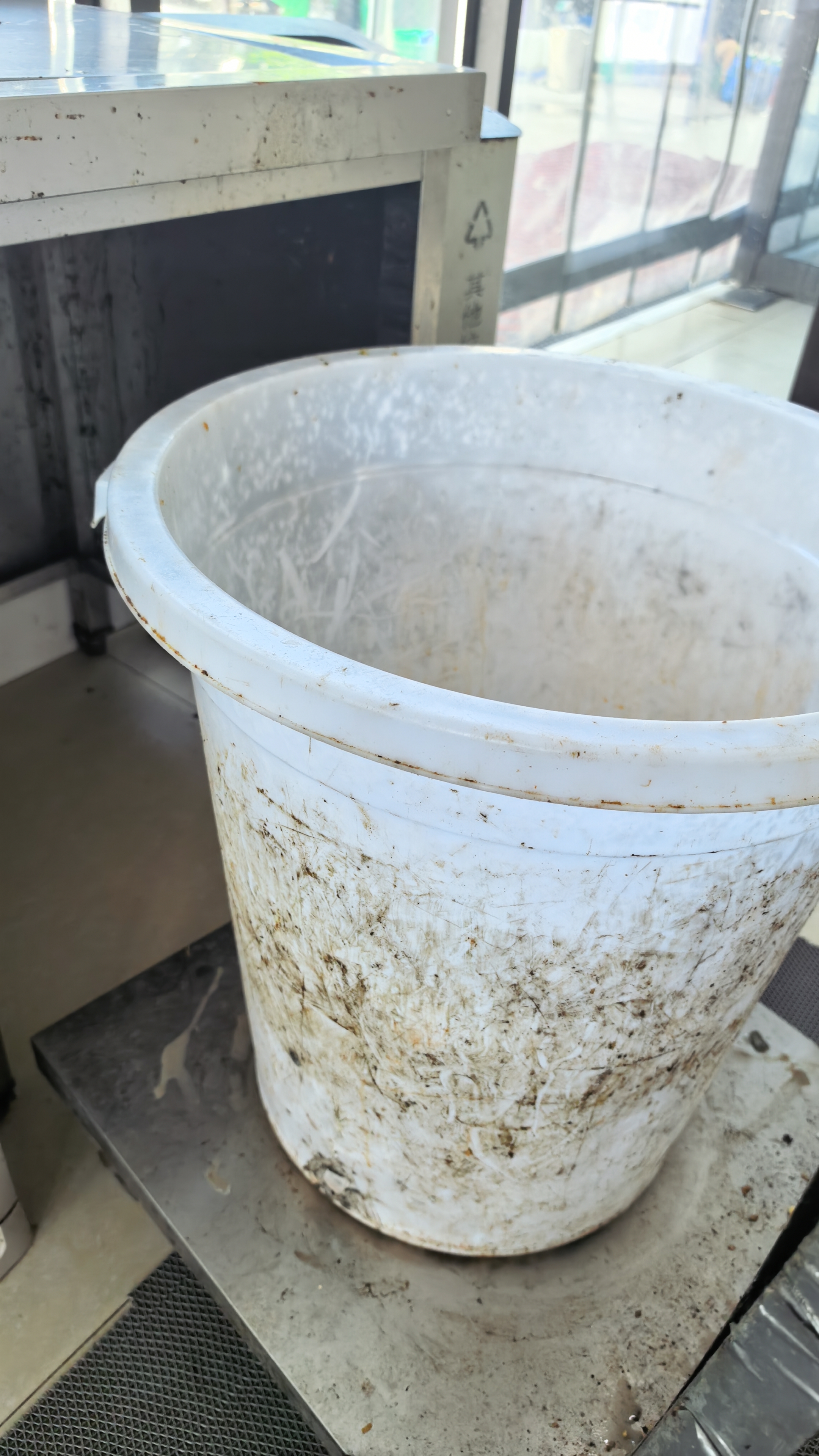 福爱家加厚60升大白桶大水桶垃圾桶大容量塑料储水桶大圆桶 装水约120斤 实拍图