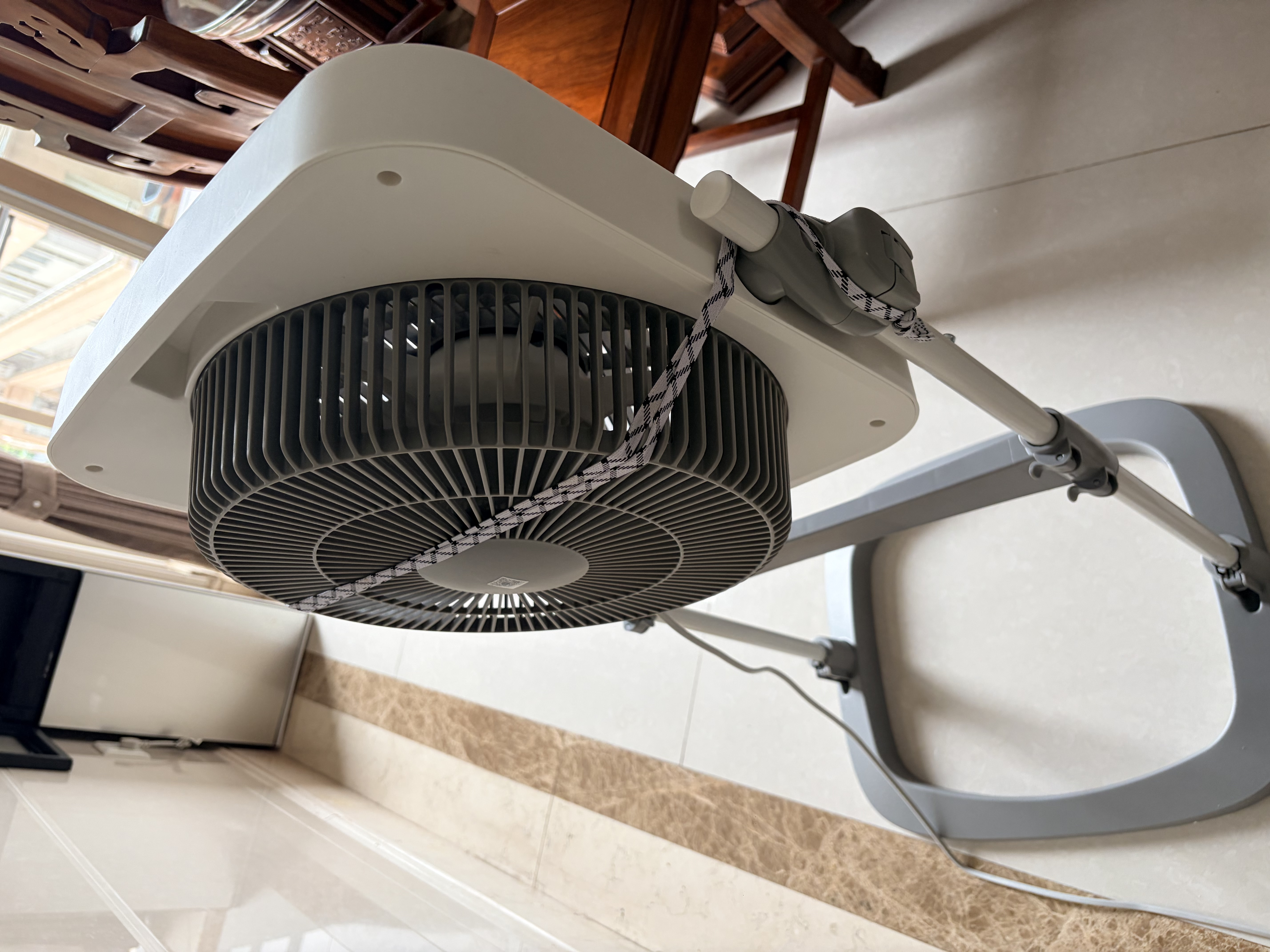 美的（Midea）电风扇 鸿运扇家用升降式转页扇宿舍办公室风扇定时五叶轻音节能电扇卧室客厅落地扇 KYT30-23SJ【高度可调 360°送风】 实拍图