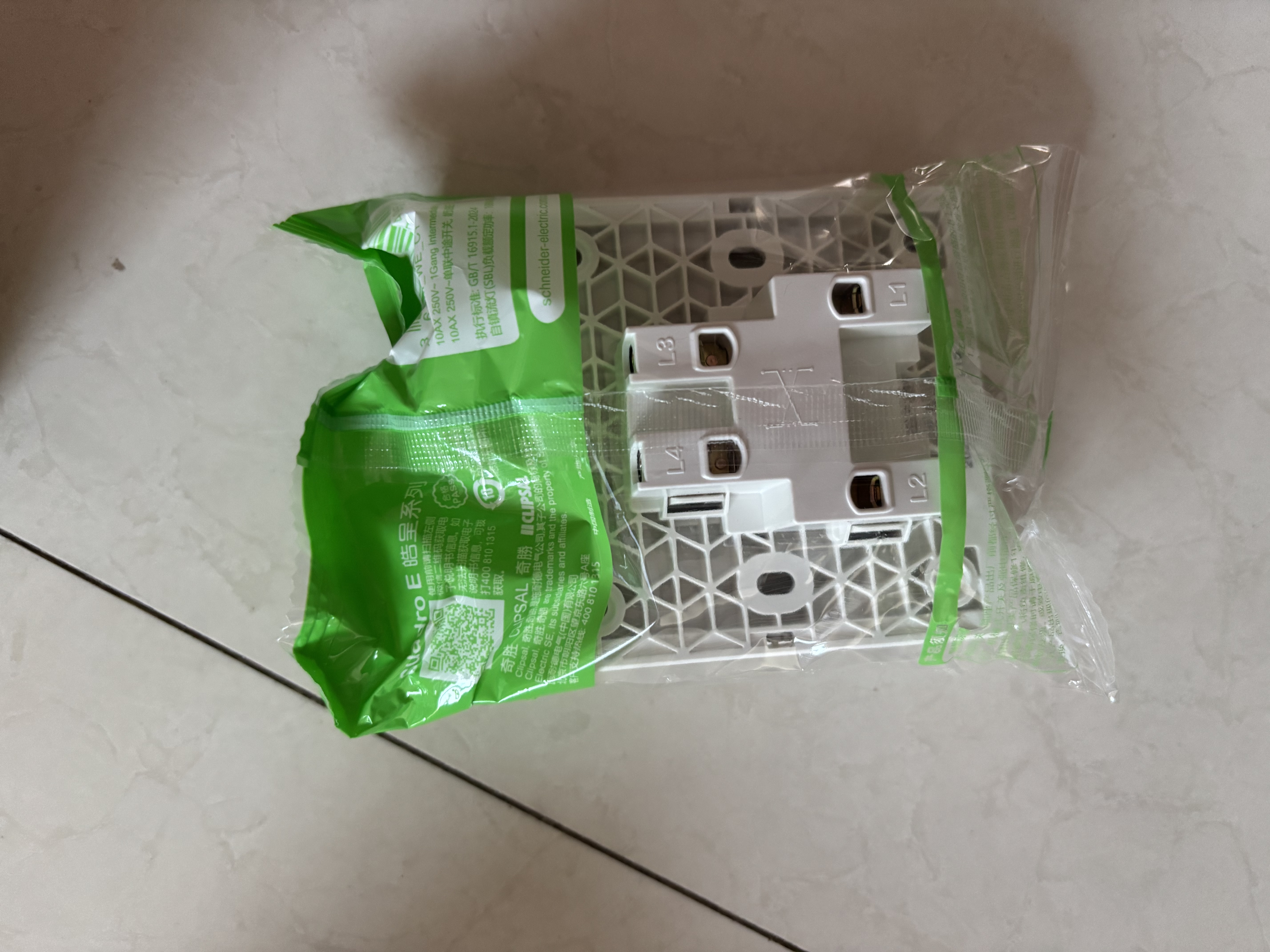 施耐德 一开多控开关 中途开关 86型开关插座面板 皓呈系列 奶油白色 实拍图