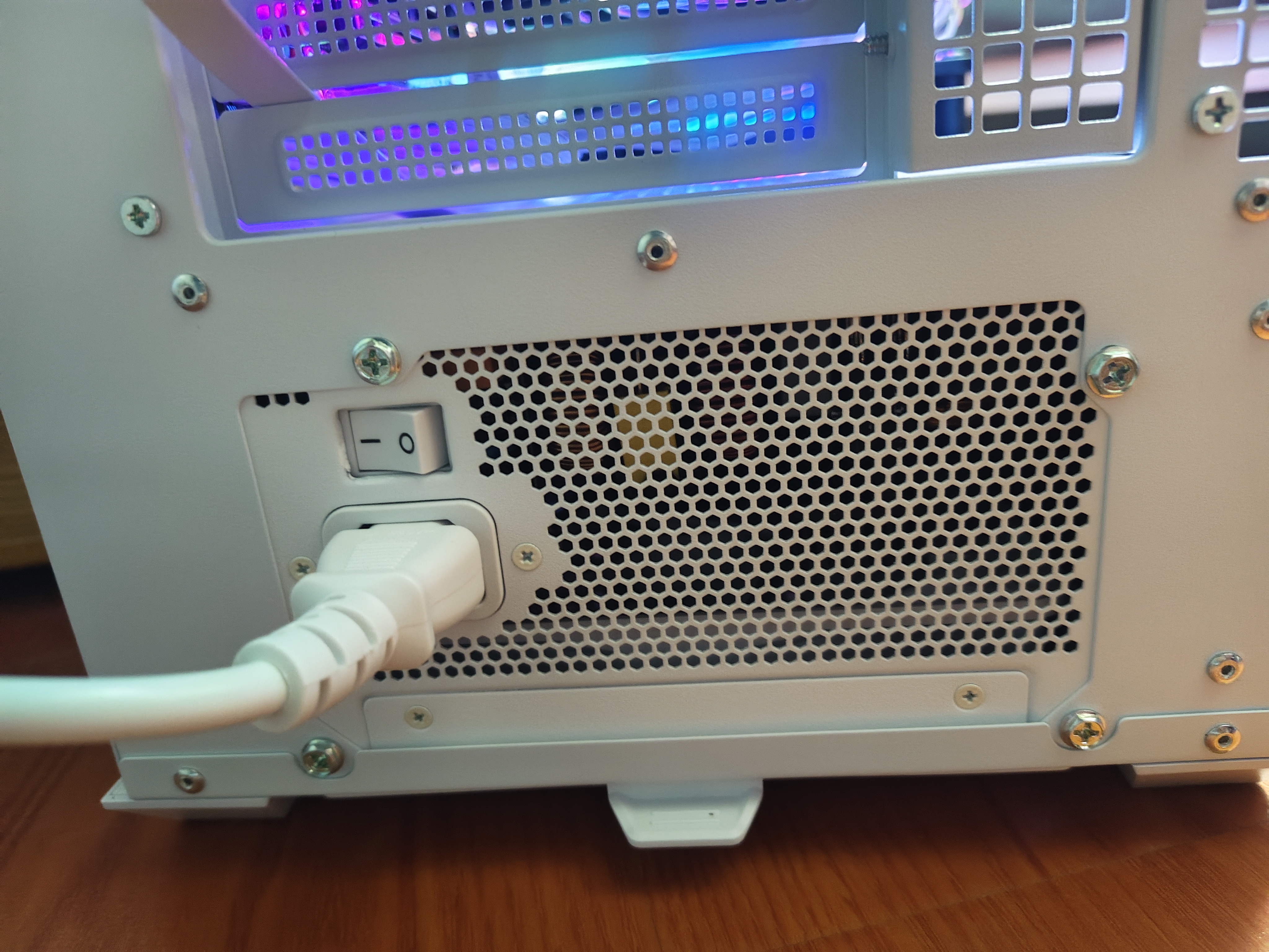 长城（Great Wall）额定850W F8白色白金牌全模组电源（ATX3.1标准/原生PCIe5.1/自动启停/全电压/闪电加速） 实拍图