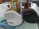 多彩（Delux）M618Air轻量化人体工学无线双模垂直鼠标办公静音鼠标电脑笔记本平板通用 超长待机可充电 白 实拍图