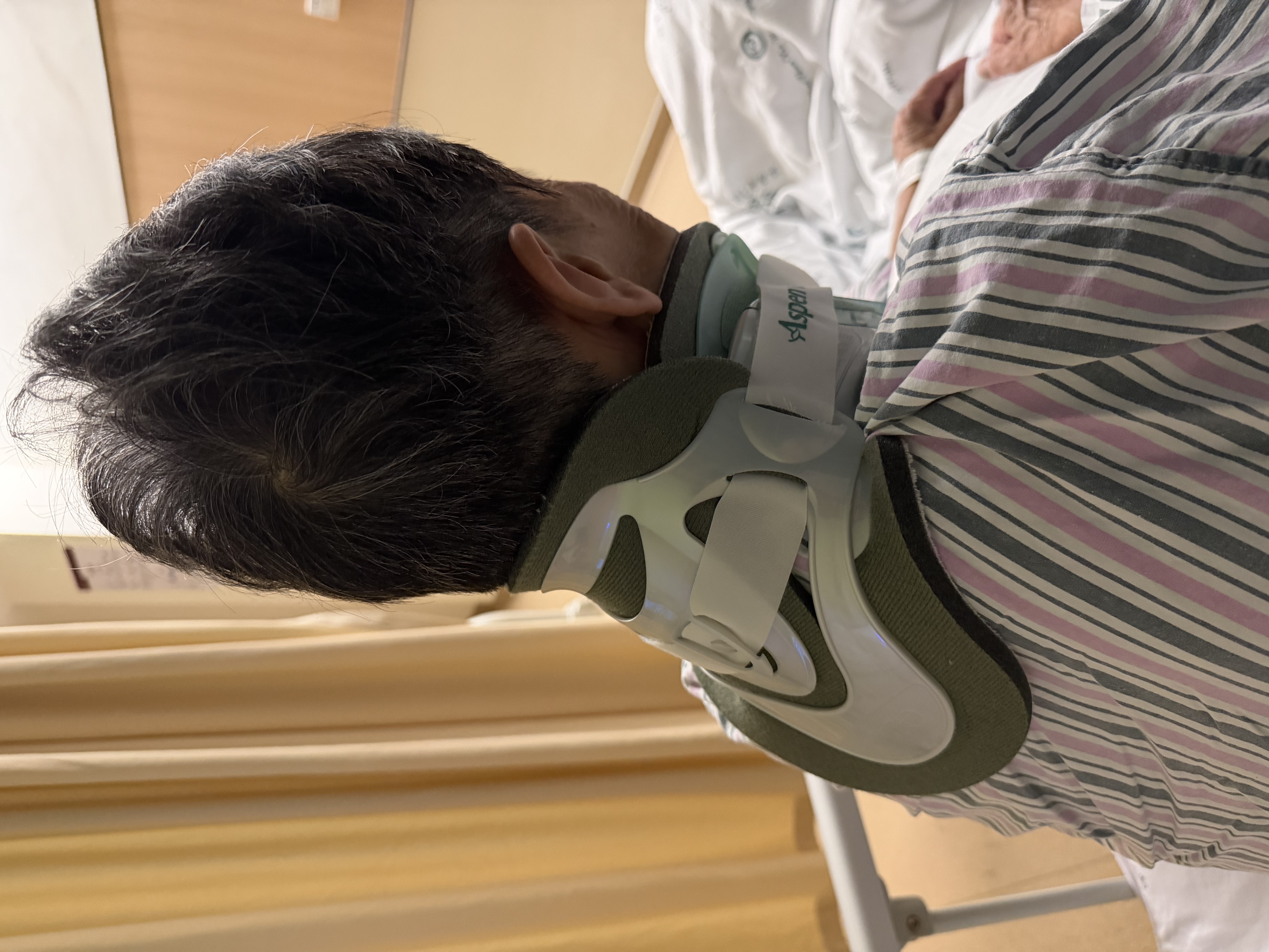 爱斯本Aspen颈椎固定器 进口可调节颈托 颈椎牵引支撑医用固定器 护颈椎 实拍图