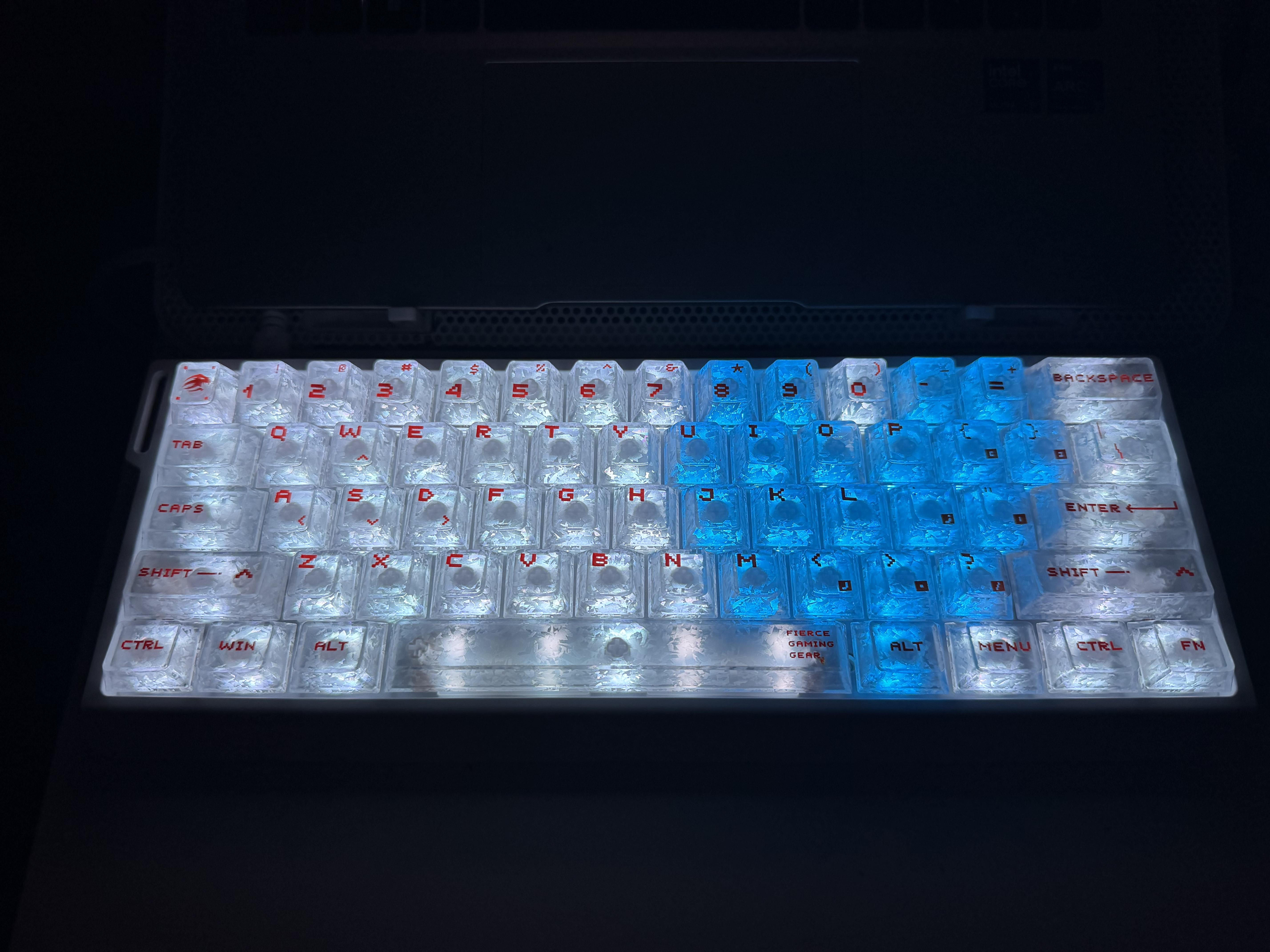 美加狮MAD 60 68 HE/MAD 68 Pro V2 有线连接客制化磁轴键盘 61/68键网页驱动台式笔记本电竞游戏键盘 MAD 60 V2 冰碳白 雪曜轴 双灯位 实拍图