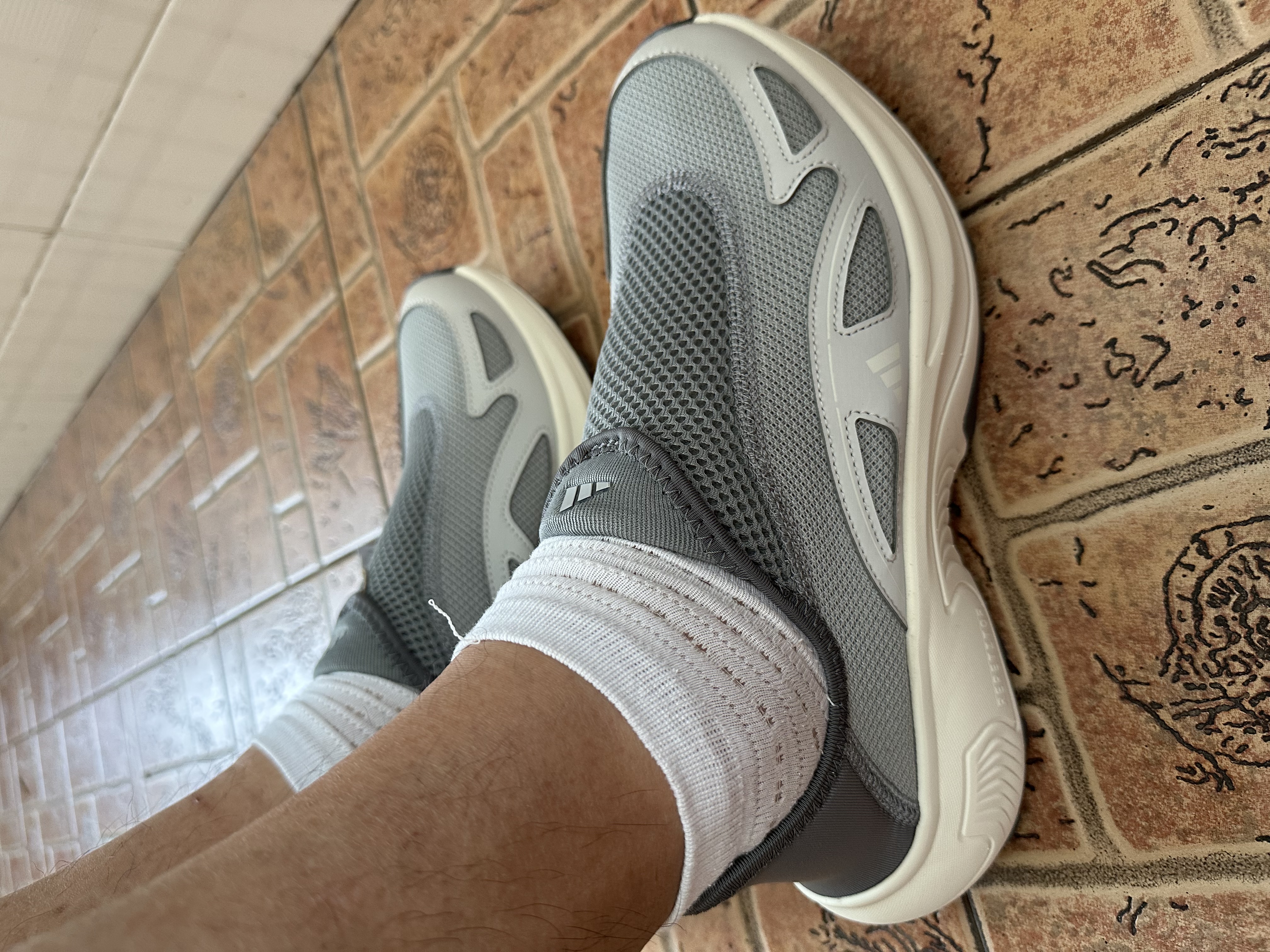 阿迪达斯（adidas）懒人鞋透气时尚潮流男款一脚蹬运动舒适跑步鞋 浅灰/灰/浅灰 42 实拍图