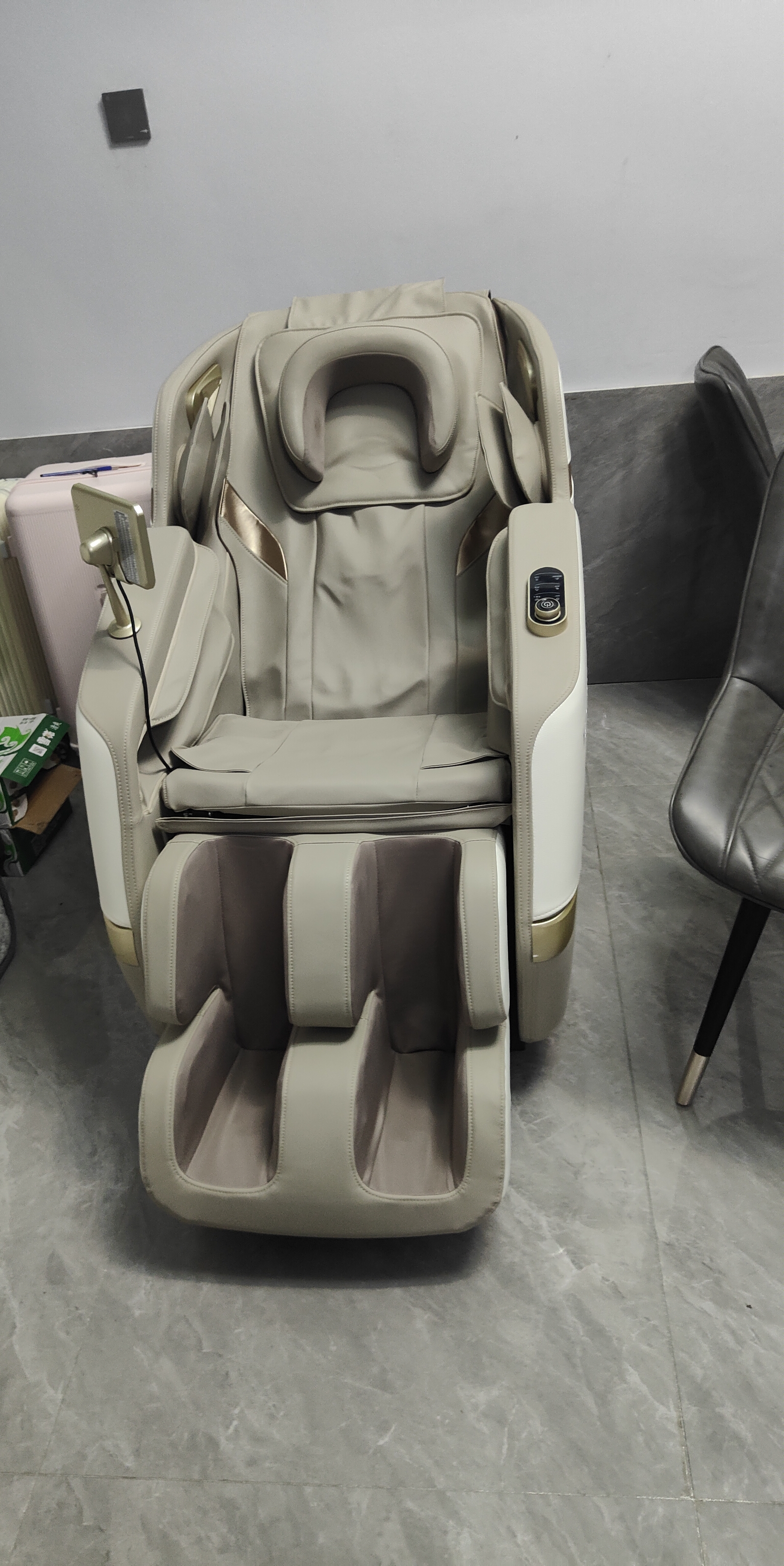 奥克斯（AUX）2026新款按摩椅4890R家用全身太空舱零重力多功能智能电动按摩沙发椅生日礼物实用送爸妈长辈 【至尊款白】玉石机芯+臀足滚轮+智能语音 【升级8倍足底按摩】按摩椅选腿部电动揉搓 实拍图