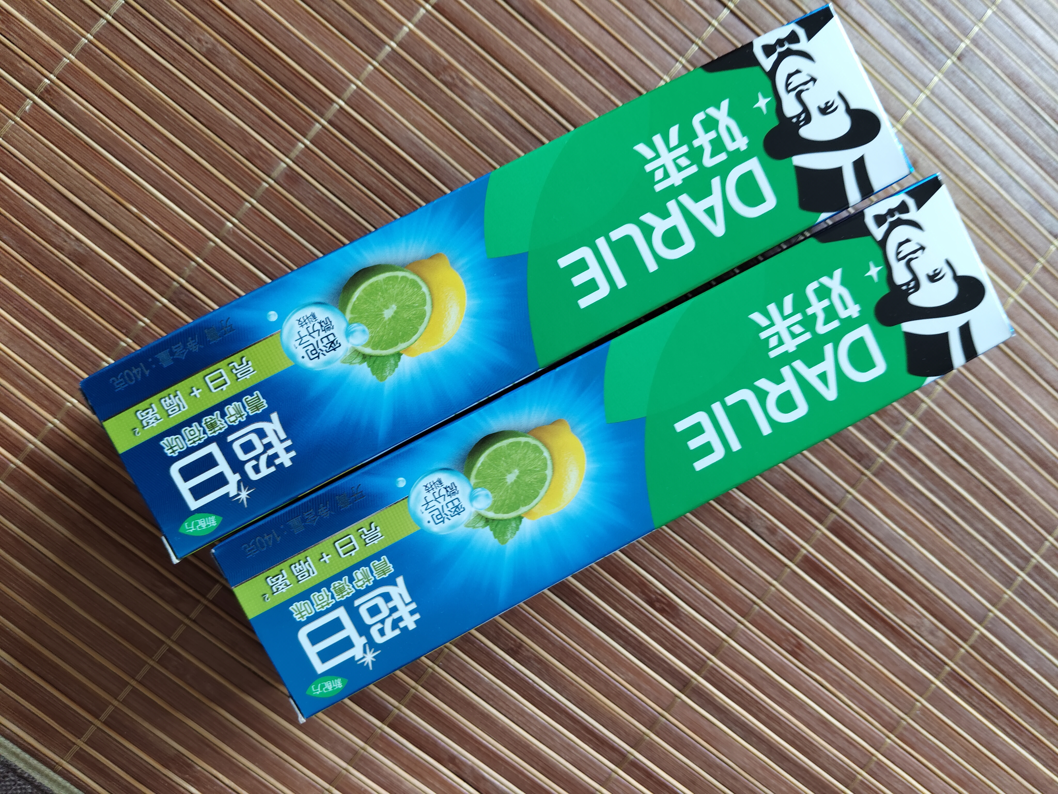 好来（DARLIE）原黑人超白青柠薄荷牙膏密泡亮白去黄去烟渍去牙渍清新口气140g 实拍图