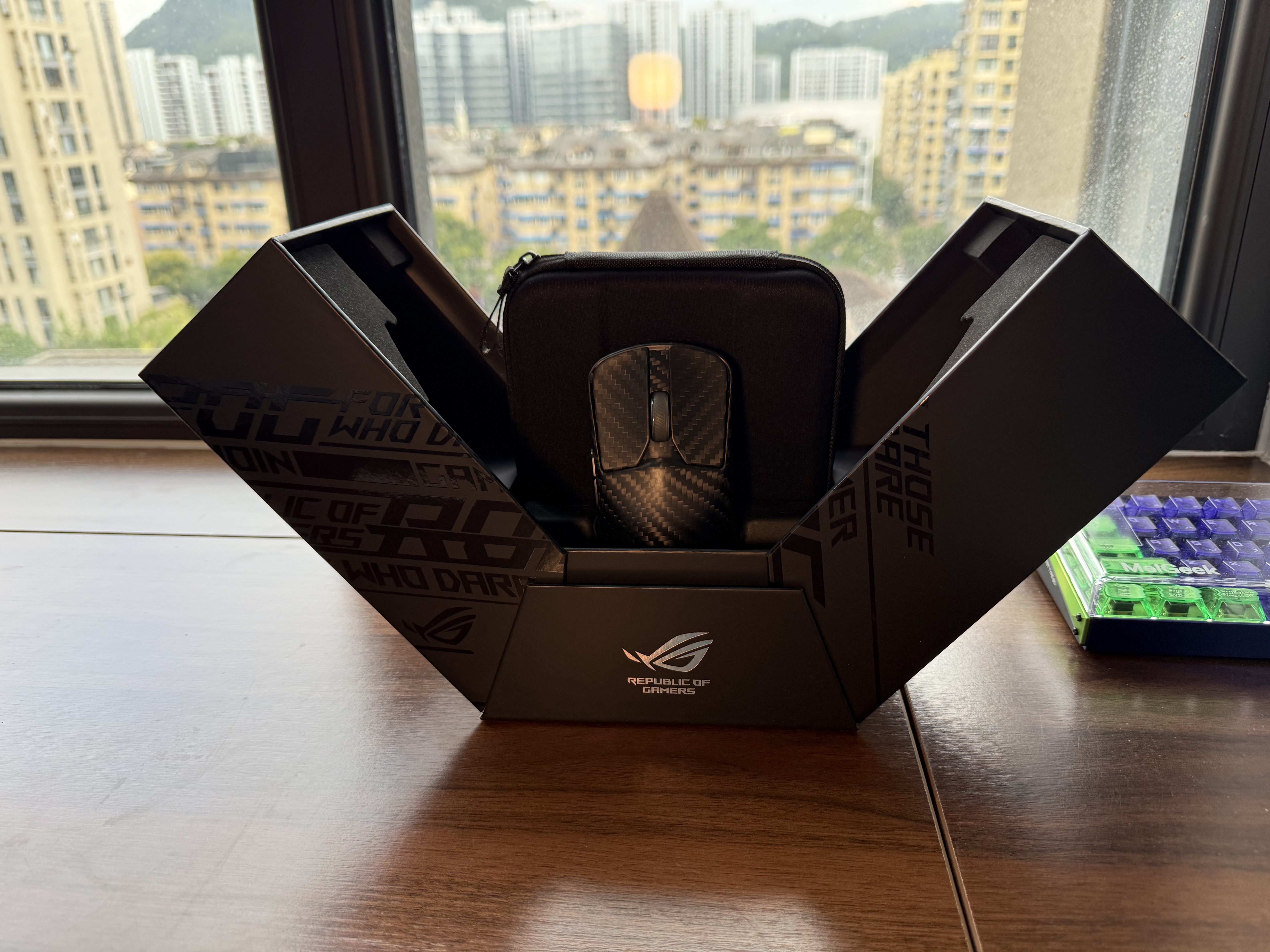 ROG龙鳞Ace Extreme 碳纤维轻量化47g 无线游戏电竞鼠标 AimPoint Pro光学传感器 无线8K 暗夜黑 实拍图