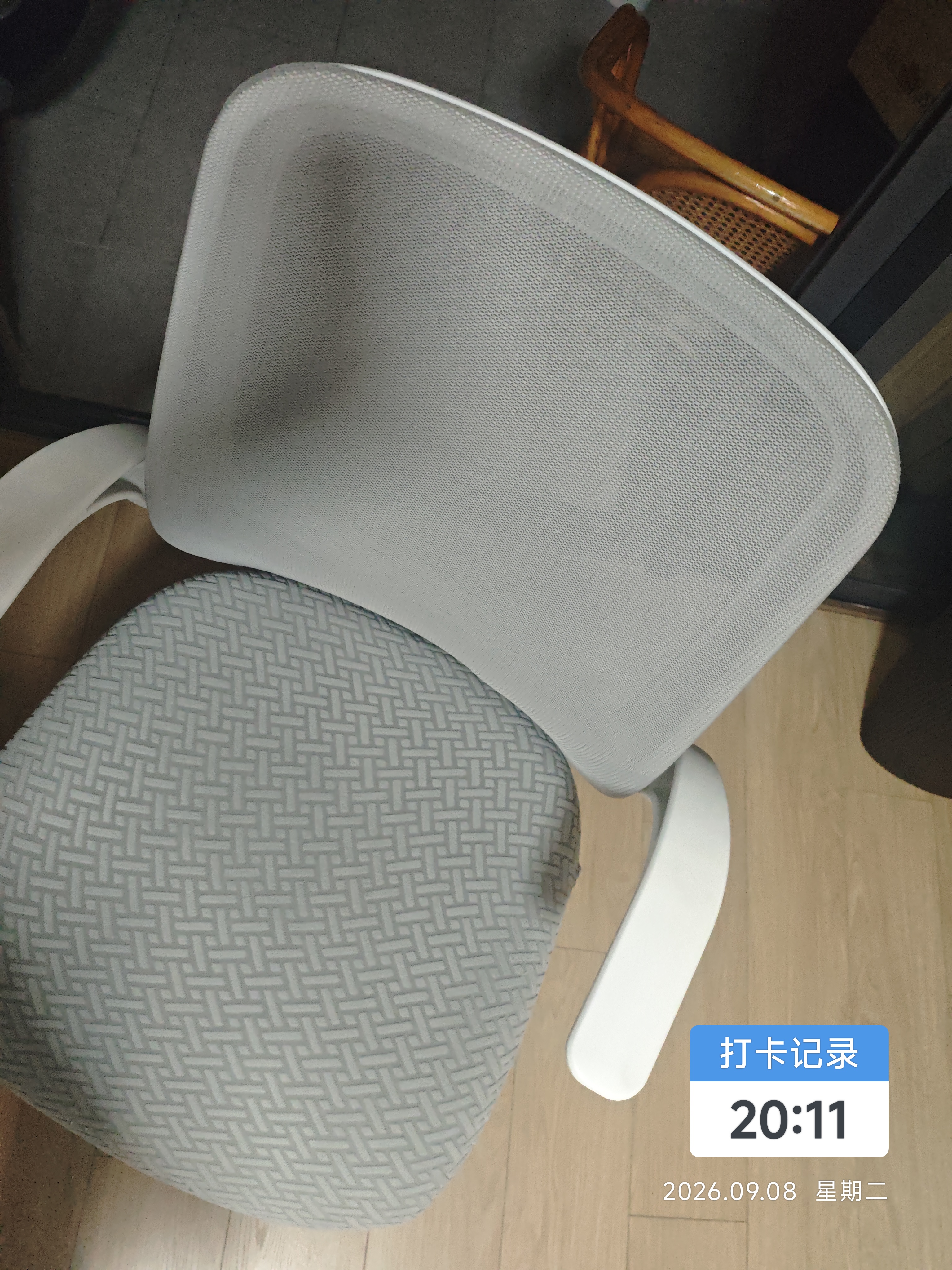 得力（deli）KF256可翻折扶手电脑椅 居家办公椅 学习椅 人体工学透气网布 白 实拍图