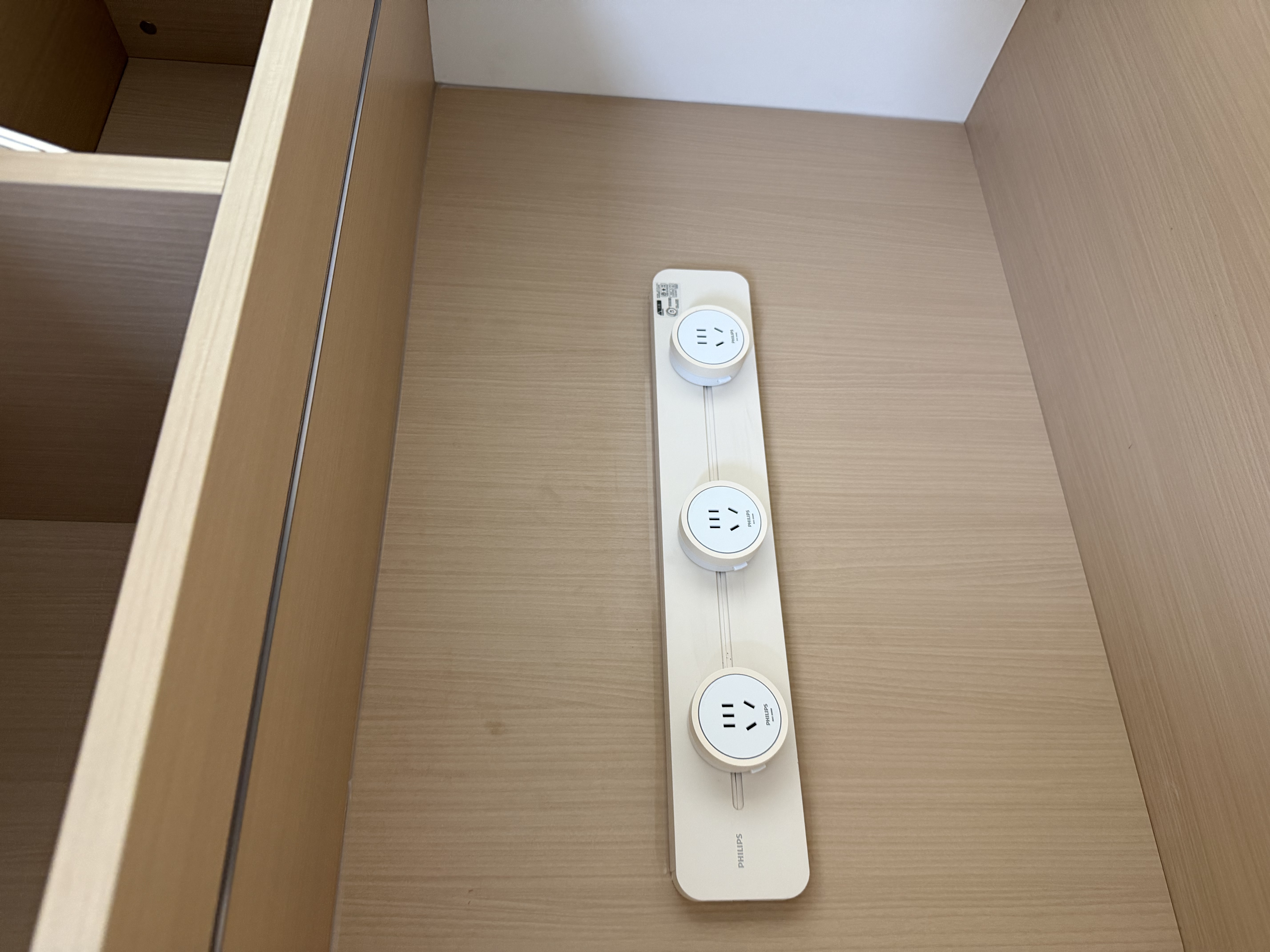 飞利浦（PHILIPS）圆弧轨道插座轻薄氛围灯排插墙壁挂式无线免开槽滑轨插板餐边柜导轨开关插座面板75cm+4个适配器白 实拍图