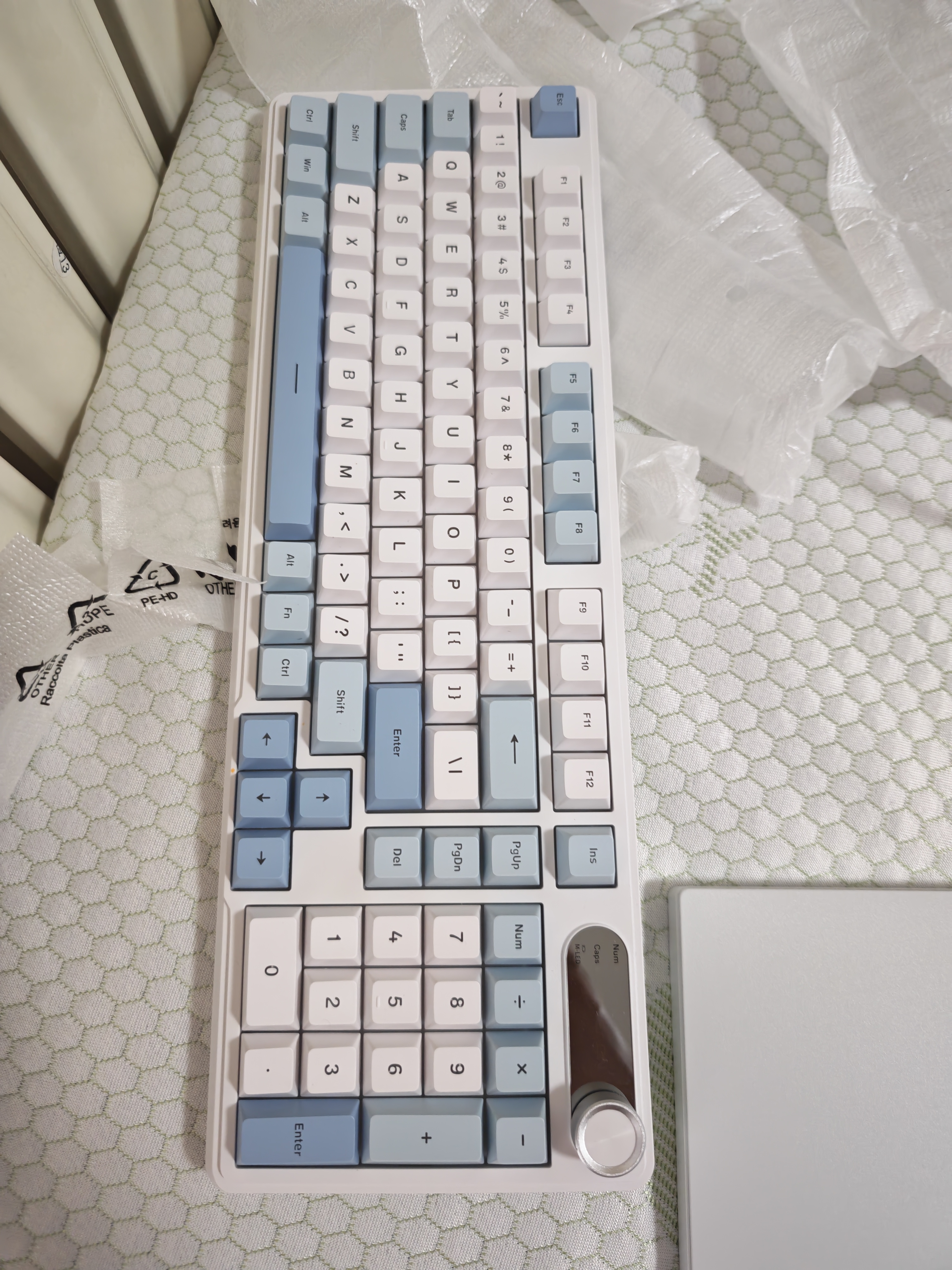 前行者V102Ultra无线键盘蓝牙有线三模带屏幕机械手感静音办公薄膜键盘99键电脑笔记本平板iPad通用 冰屿 实拍图
