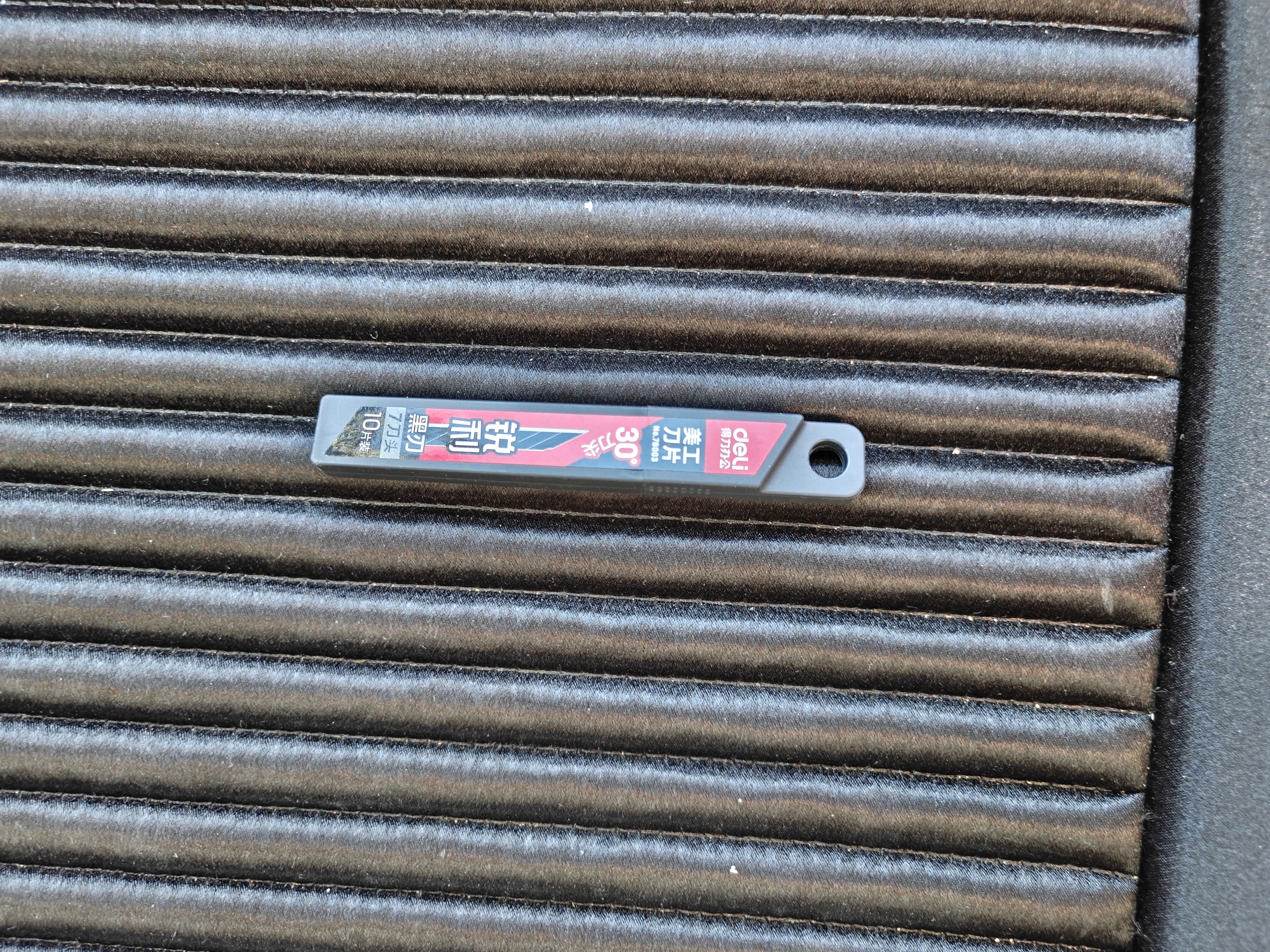 得力（deli）30°尖头美工刀片小号黑刃防锈耐磨刀片精雕细刻9mm单盒装10片78003 实拍图