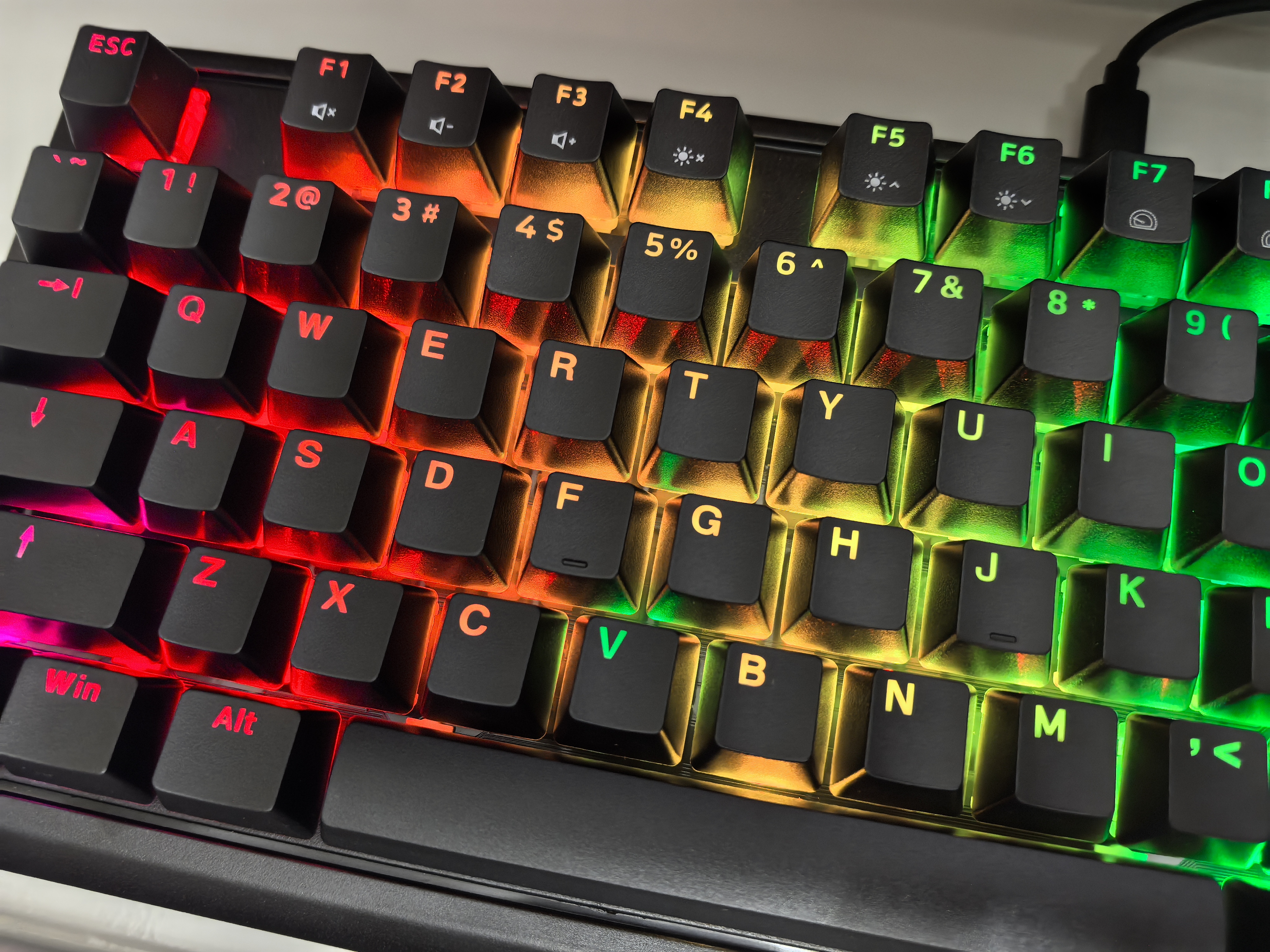CHERRY樱桃MX1.1黑曜极光 机械键盘87键 游戏键盘 有线键盘 悬浮式无钢结构 RGB灯效 黑色红轴 实拍图