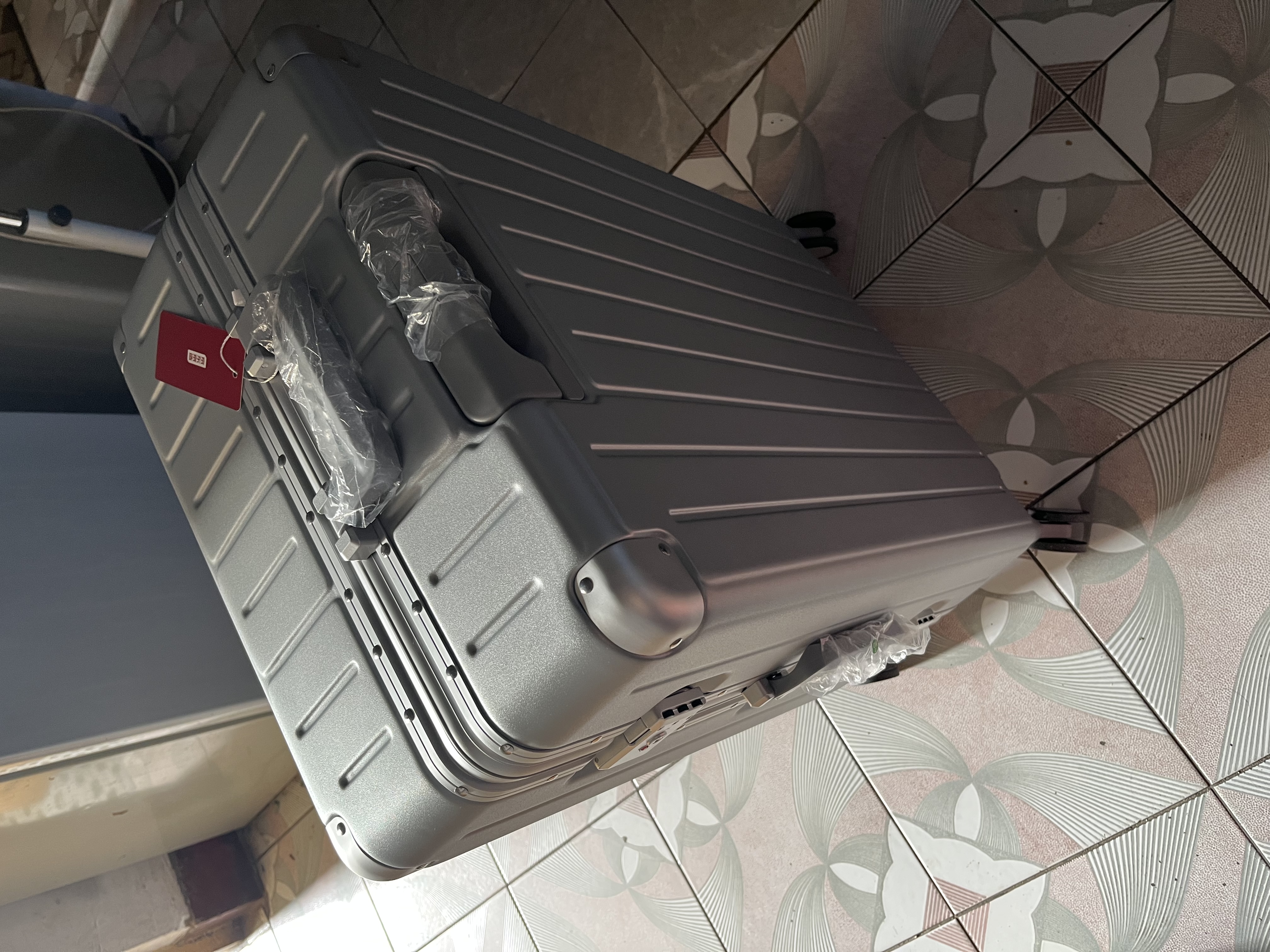 京东京造无界铝框行李箱26英寸大容量拉杆箱新款高颜值耐用旅行箱雪山银 实拍图