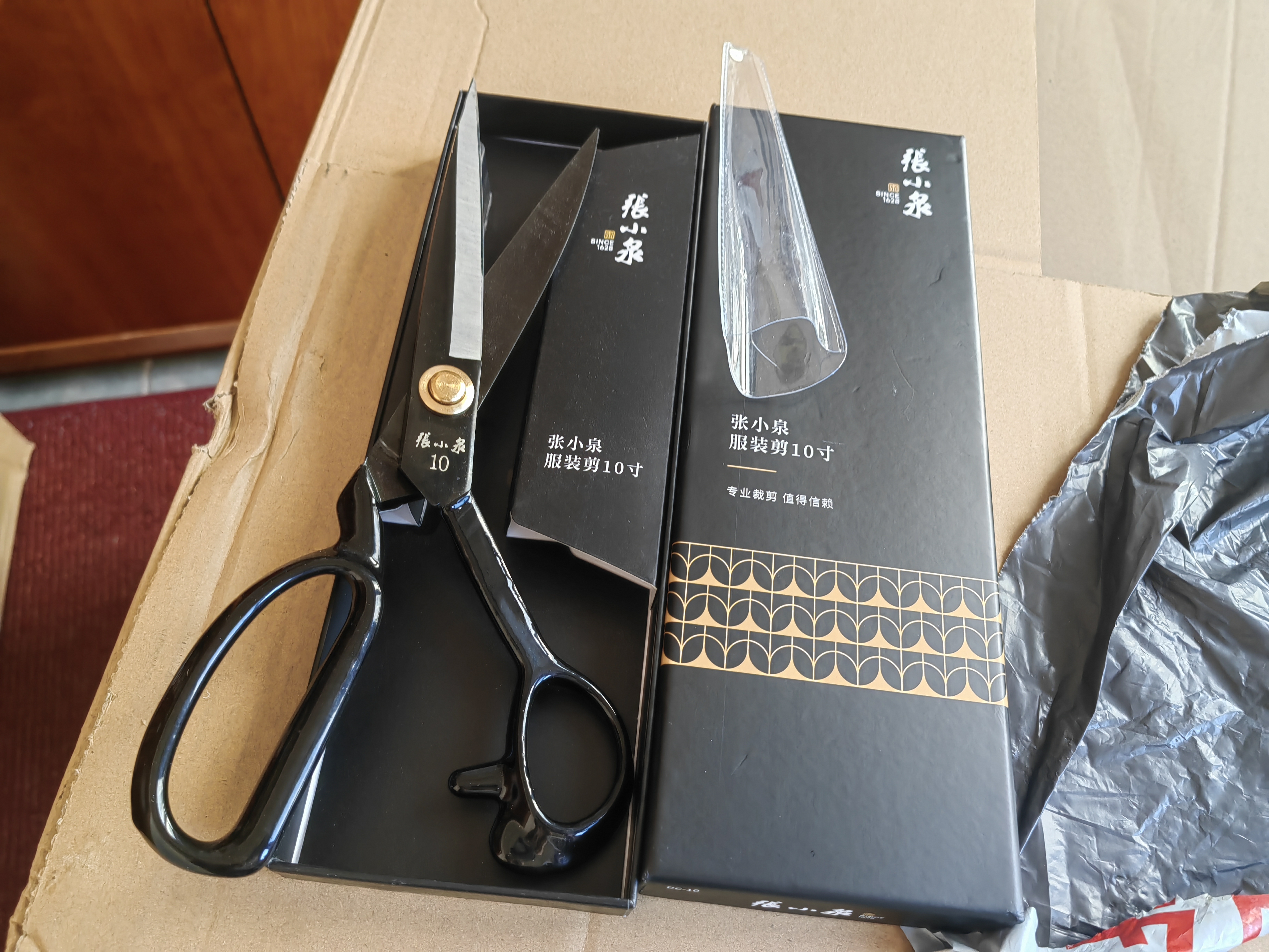 张小泉10寸黑刃猛钢裁缝剪刀 专业家用服装剪缝纫大剪刀 实拍图