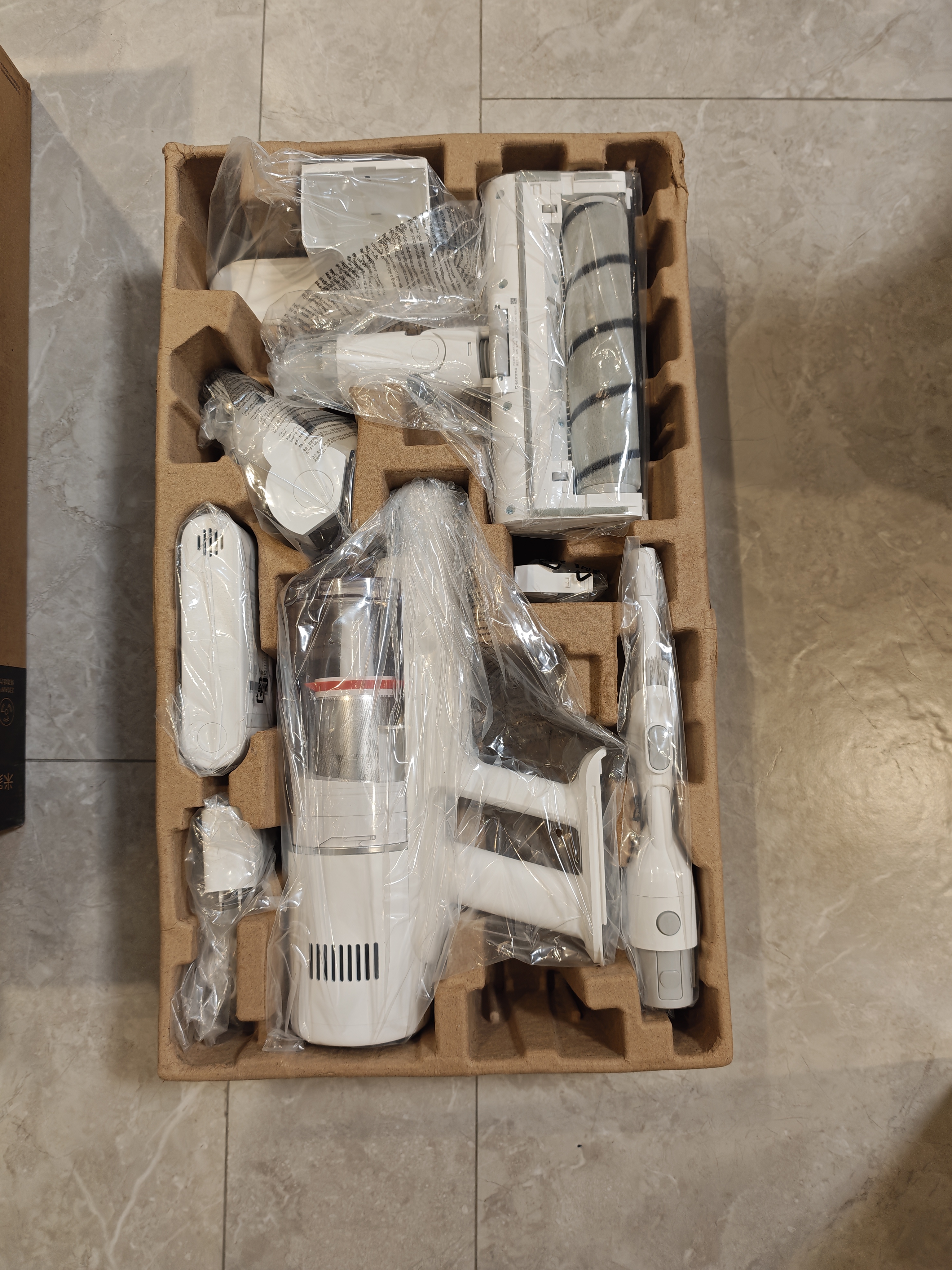 米家小米吸尘器4 无线家用吸尘 290W强劲大吸力 蓝光显尘贴边清洁  手持自动智能 宠物吸毛 实拍图