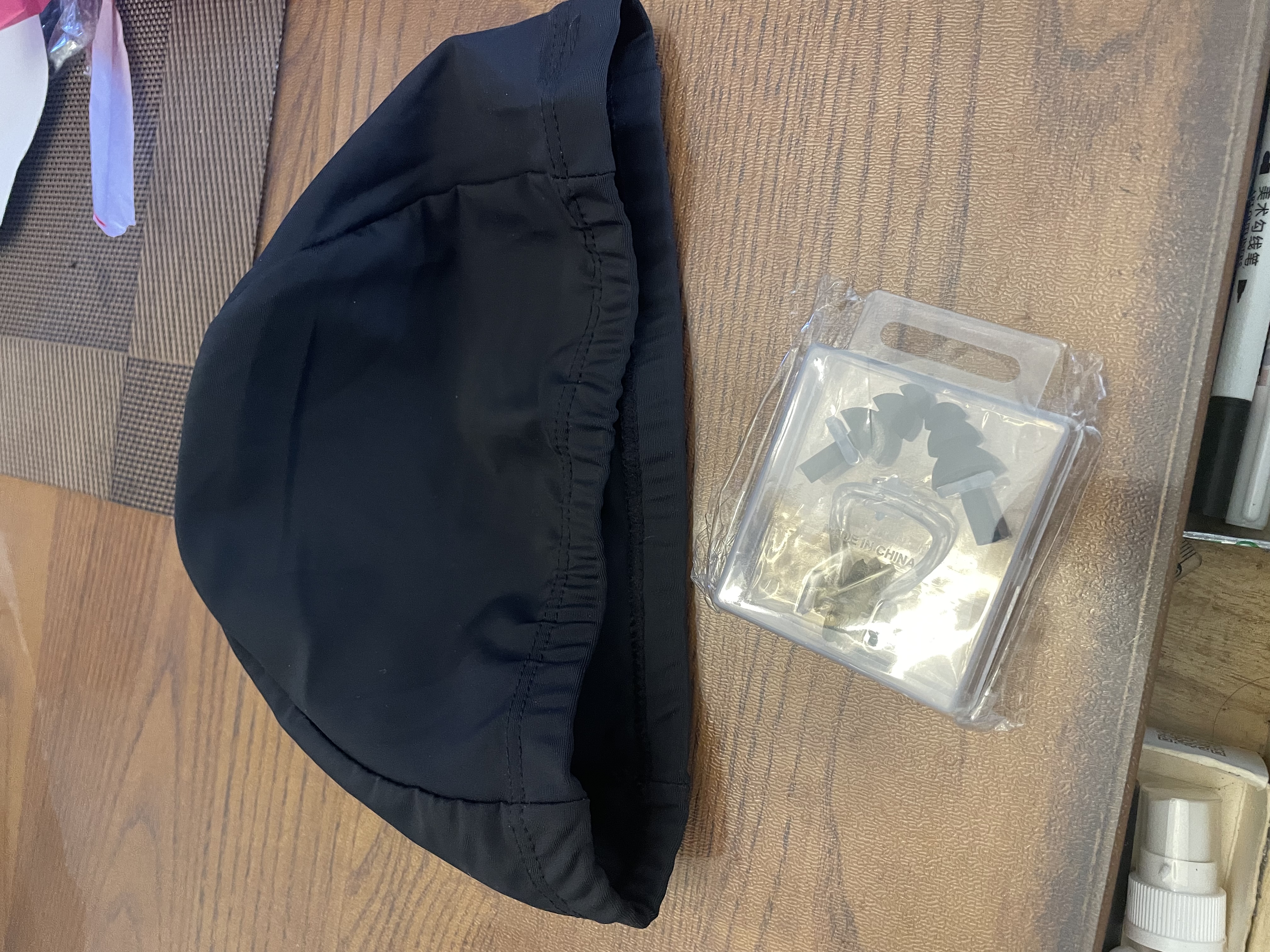 游泳帽男女通用纯色布料舒适高弹不勒头成人中老年时尚泳帽 黑色涤纶单线泳帽+鼻夹耳塞 实拍图