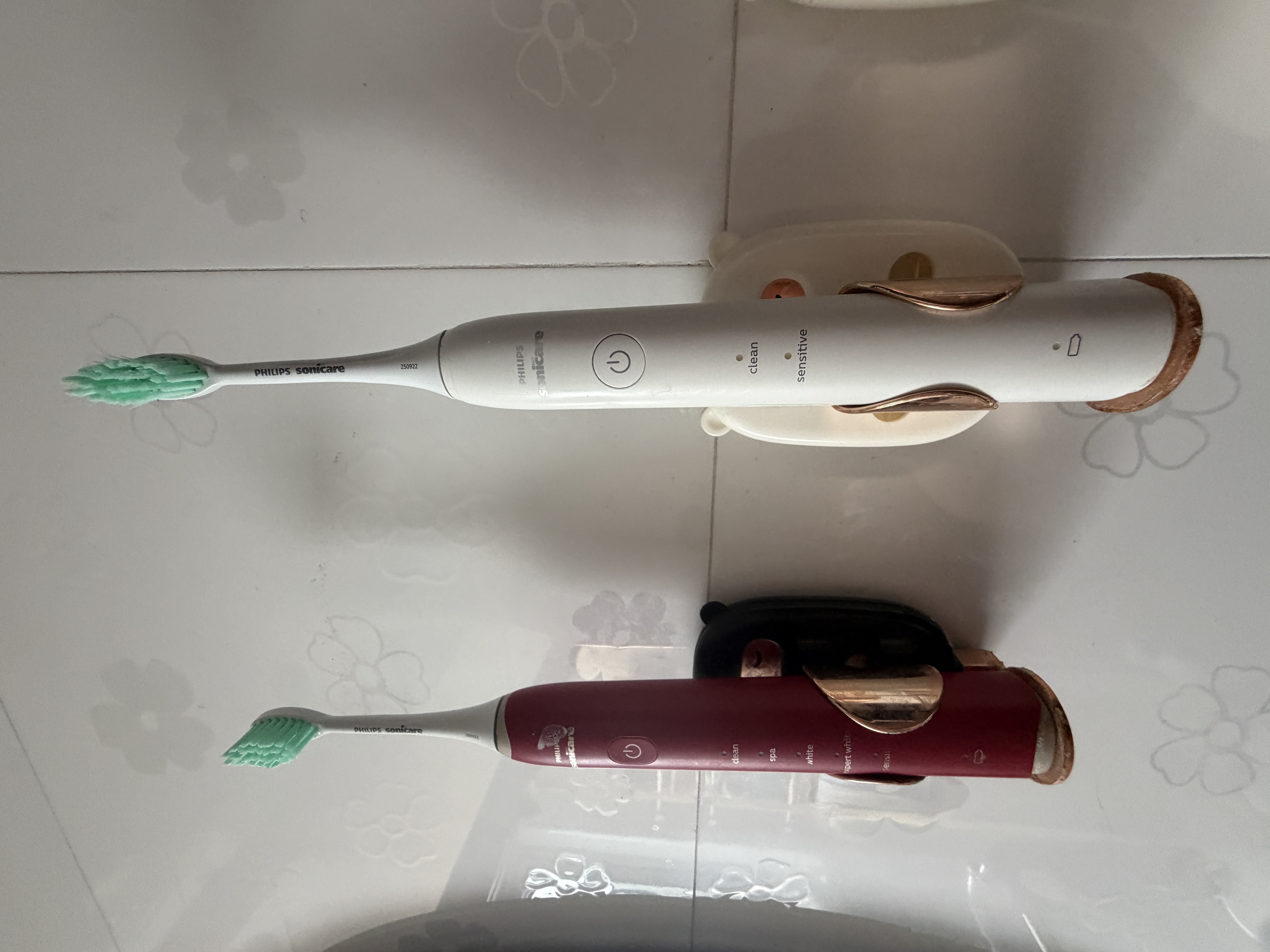 飞利浦（PHILIPS）【教师节礼物】声波电动牙刷钻石3系Pro 5倍洁齿 智能屏爆灯反馈灯环过压提醒 HX5282/01黑 实拍图