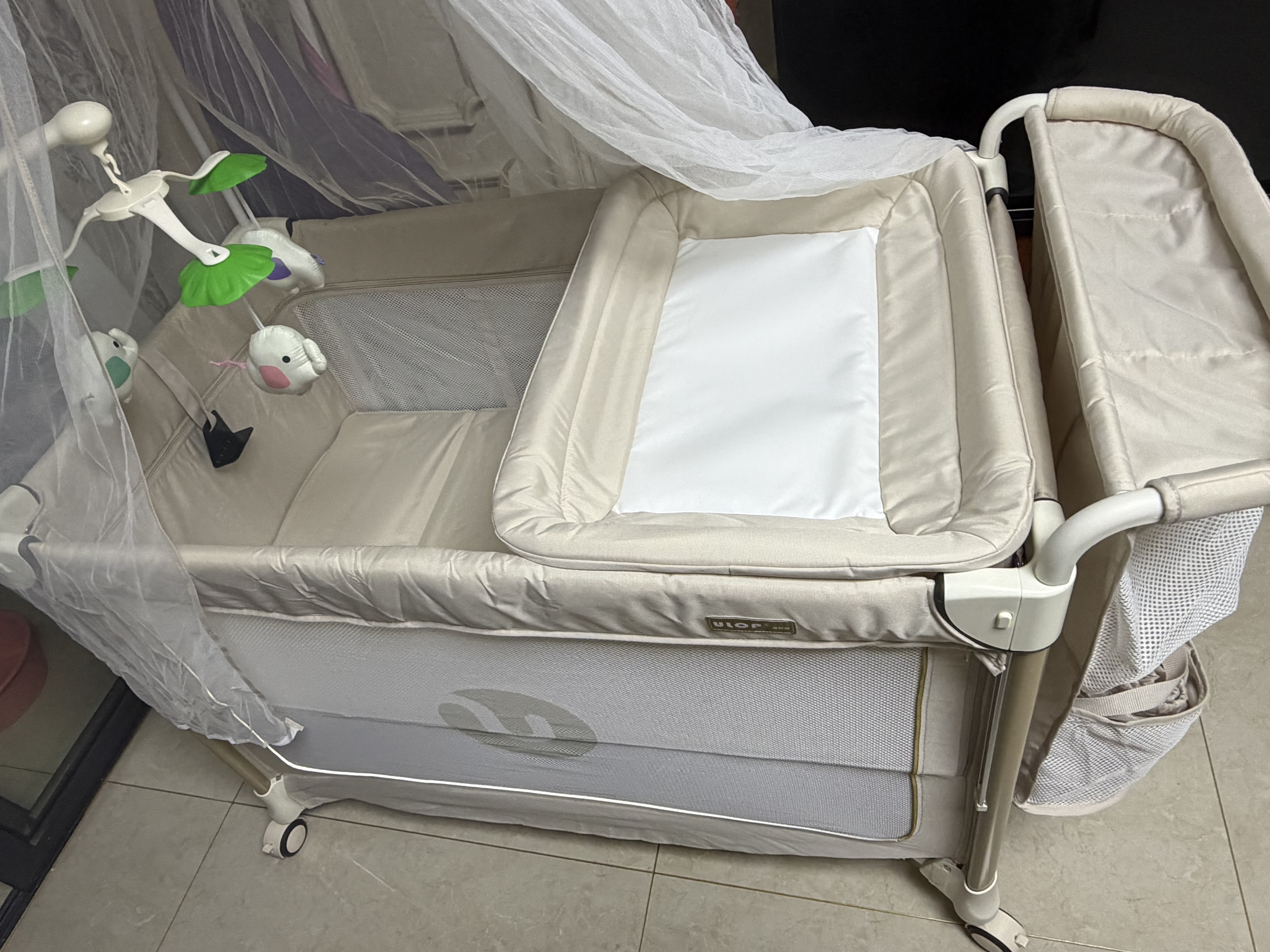优乐博（ULOP）星梦折叠婴儿床多功能拼接床可移动宝宝床新生儿哄睡神器摇摇床 豪华顶配 可拆洗一键折叠婴儿床-星河金 摇篮婴儿床带蚊帐尿布台-送棕垫 实拍图