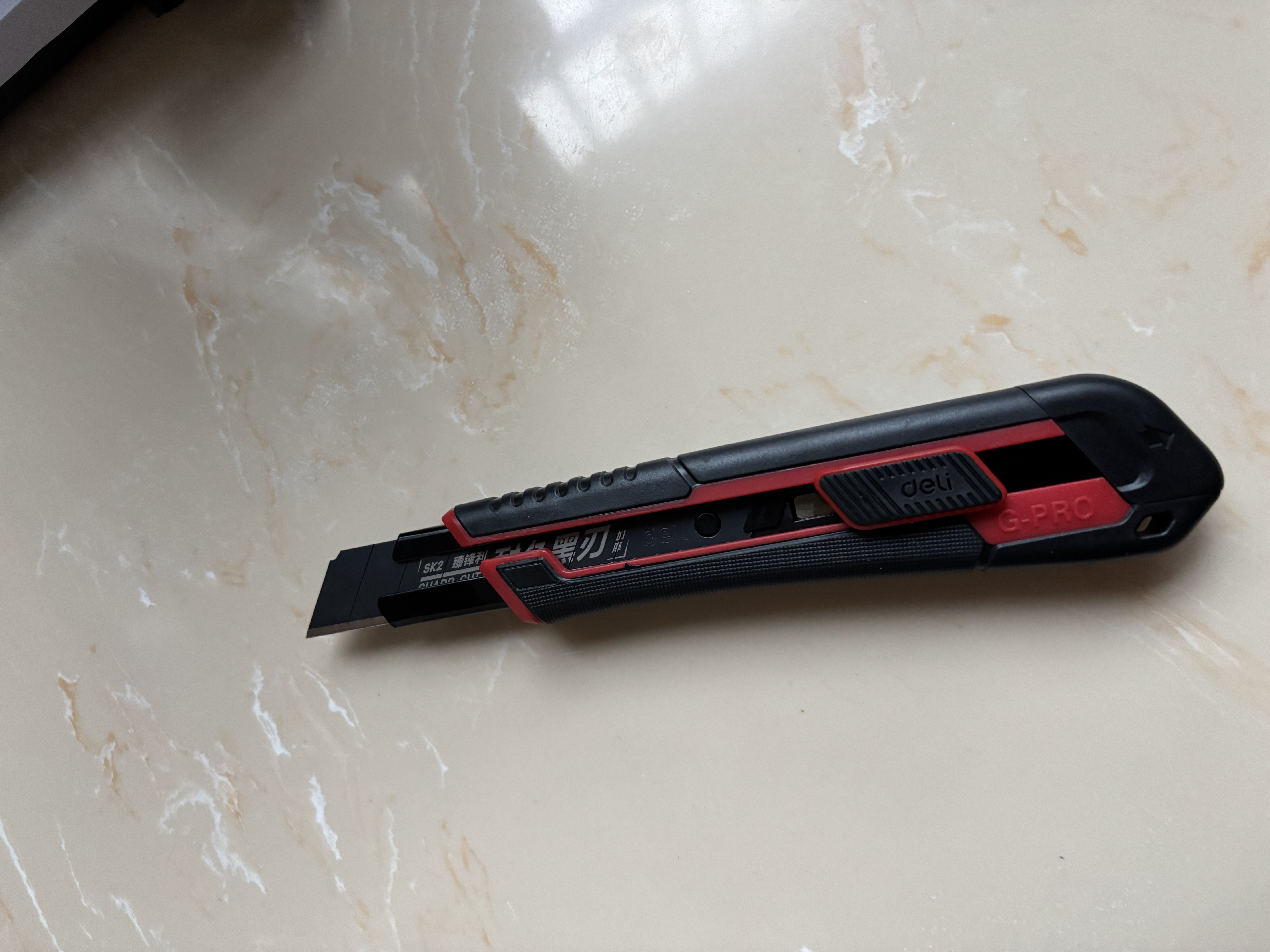 得力（deli）自锁美工刀壁纸刀裁纸刀地毯刀快递开箱刀锋利耐用耐磨8刀头 实拍图