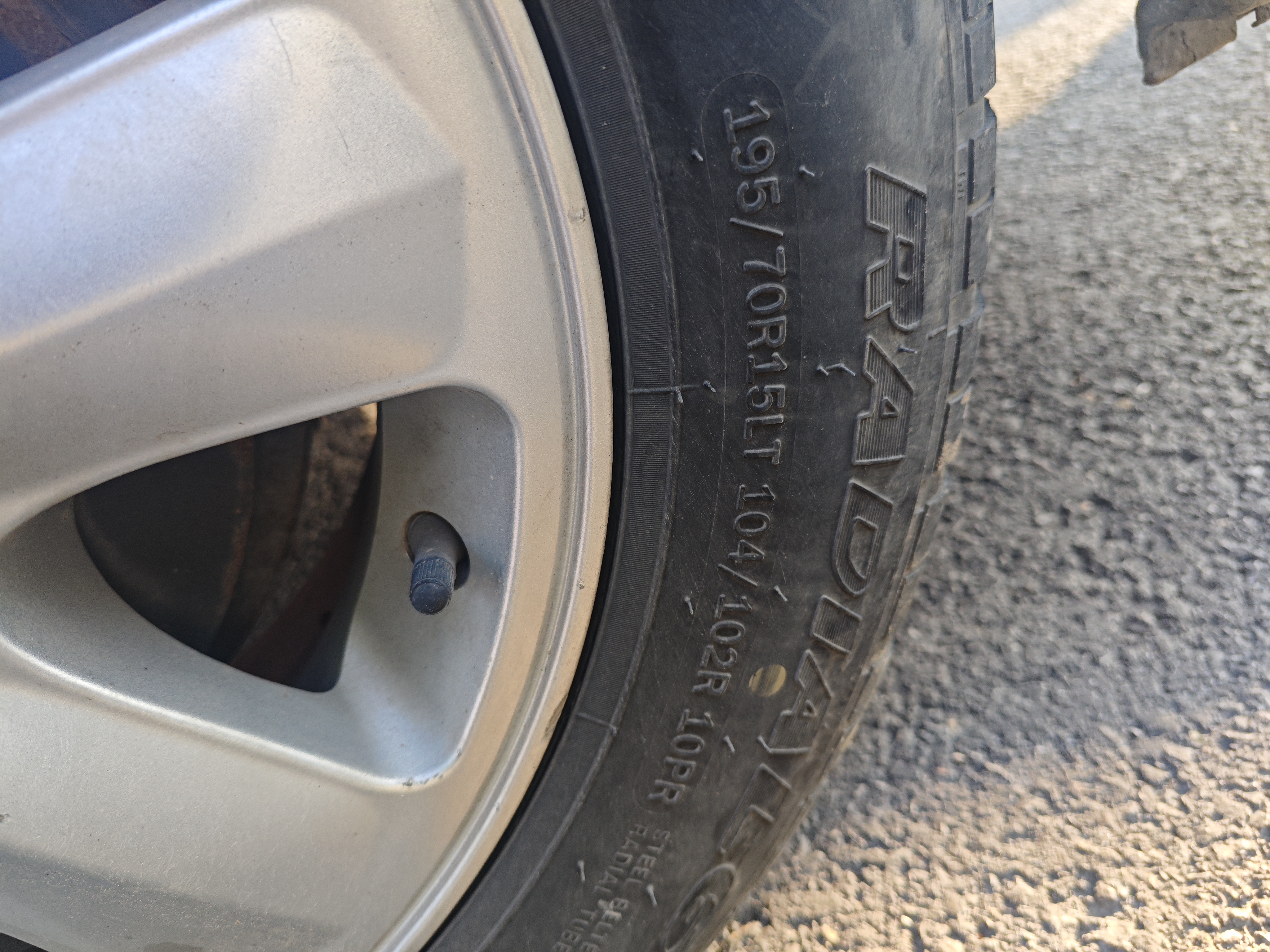 玲珑轮胎轻卡轮胎195/70R15C/LT 104/102R RADIAL666 实拍图
