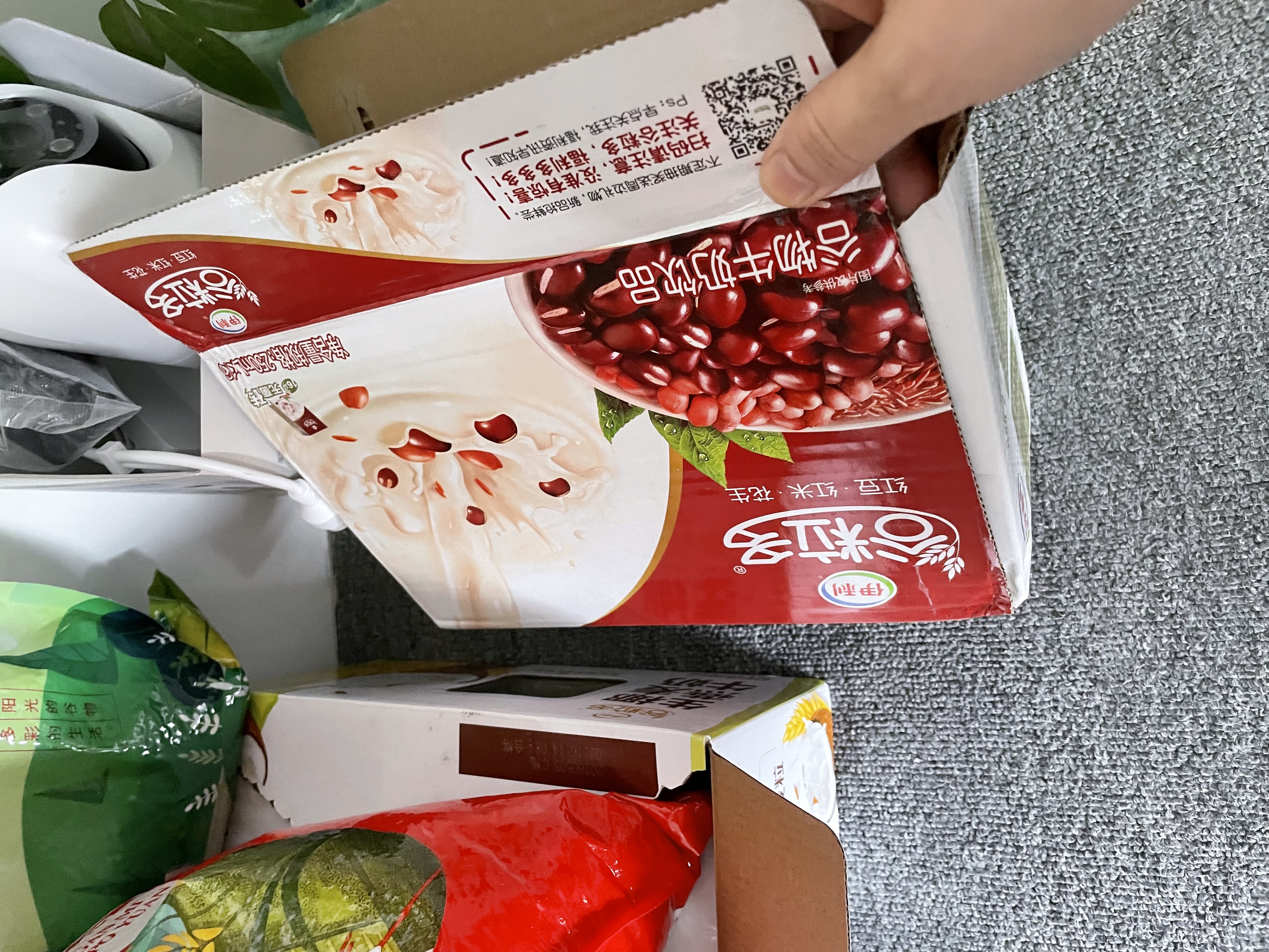 伊利8月新货谷粒多红谷250ml*16盒整箱黑谷红豆谷物奶营养早餐牛奶 【6月底产】红谷250ml*16盒 实拍图