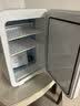 美的（Midea）车载冰箱8L车家两用学生宿舍办公室饮料冷藏加热冰箱DC-8D01MA 实拍图